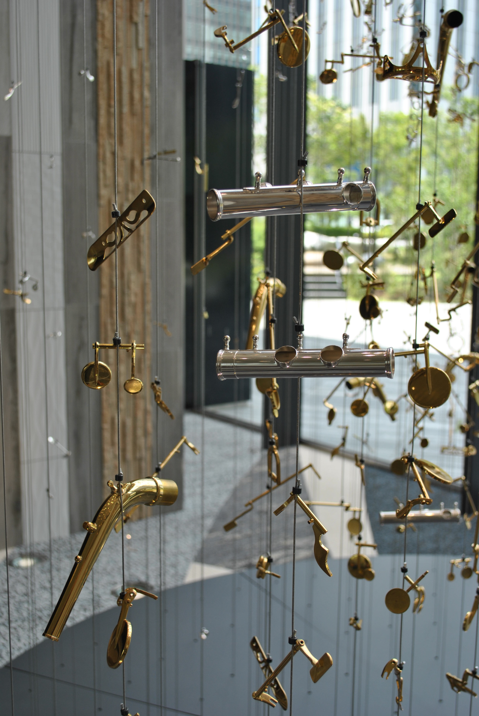 管楽器のパーツを組み合わせたアート作品も