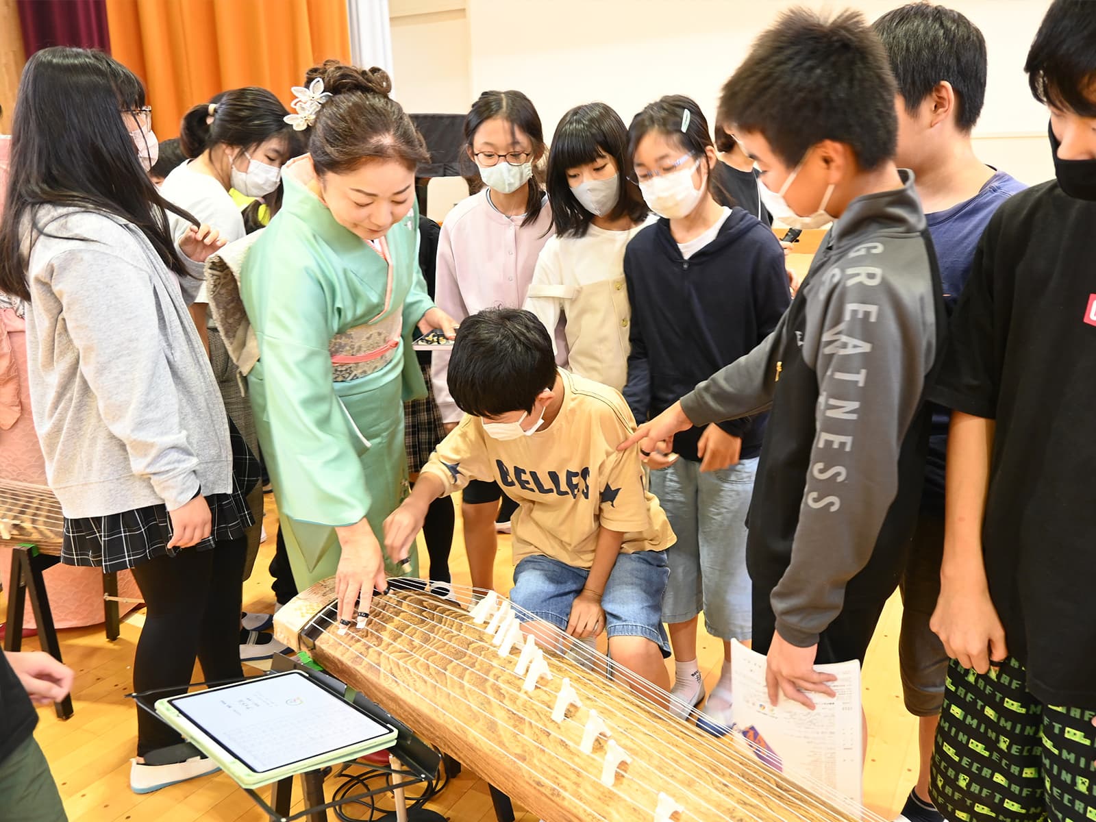 「伝統芸能」を体験！　琴の演奏に挑戦（川上北小学校）