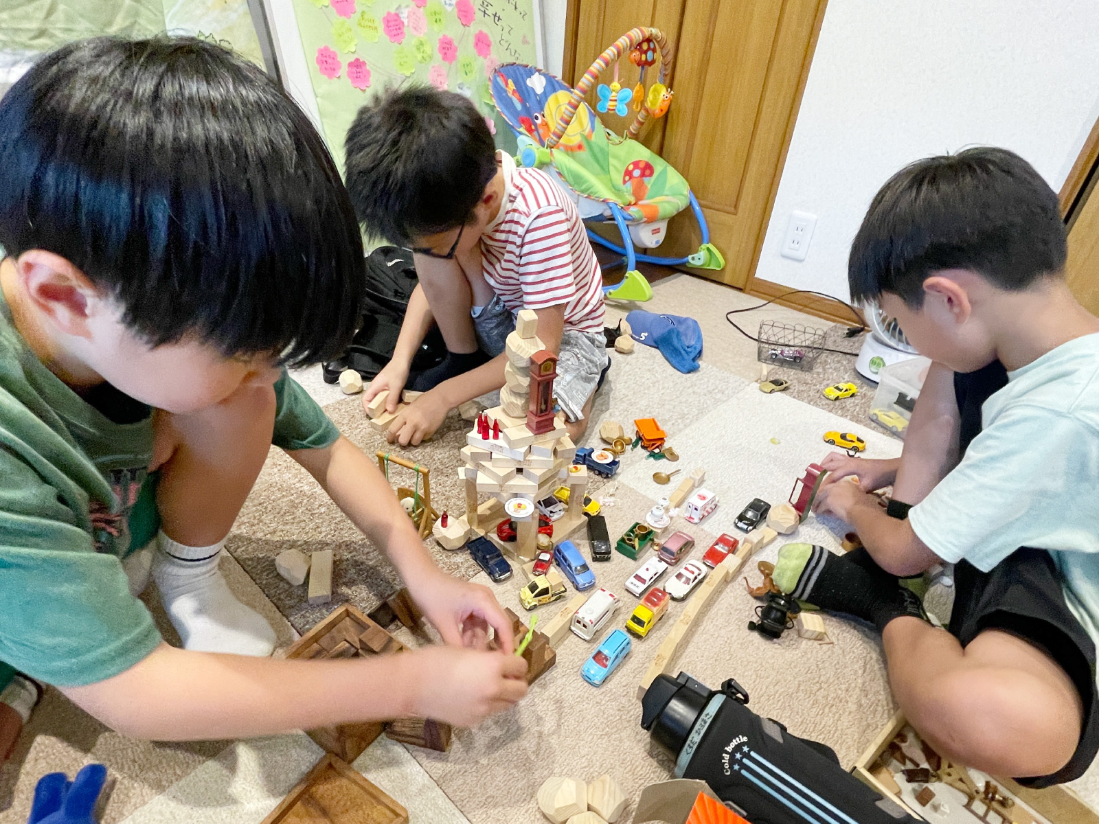 地域の子どもたちがやってきて、一緒に遊んだり宿題をしたりと自由に過ごしています
