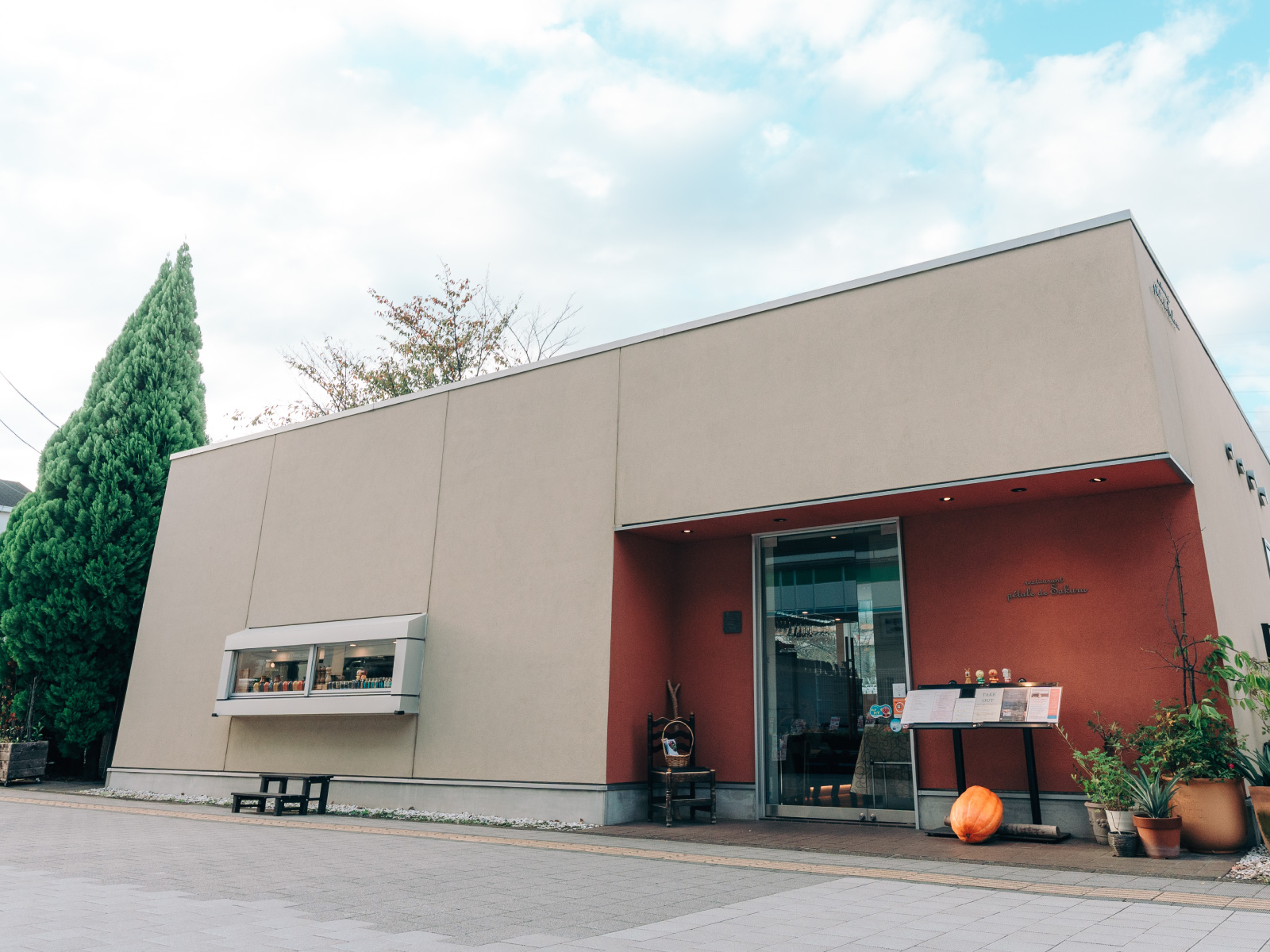 お店は駅の改札口を出てすぐの場所にあります！