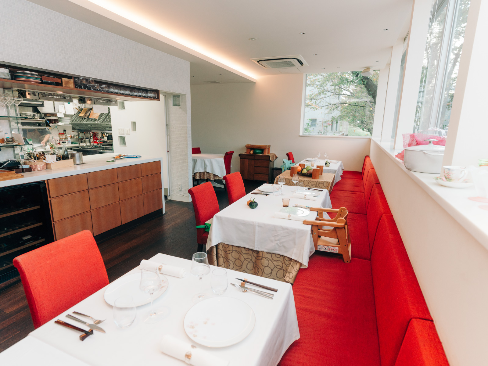 白と赤を基調とした明るい店内