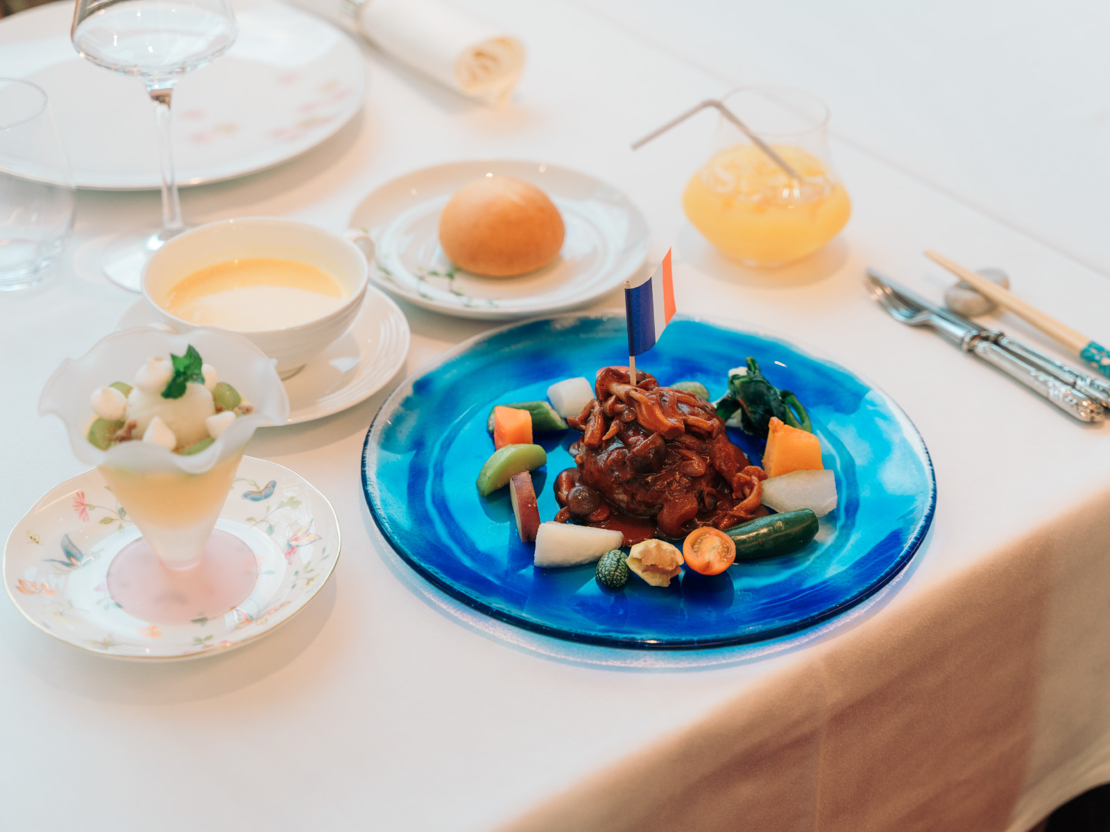 プレートにパン、スープ、ジュース、デザートがセットになったキッズプレート2,180円（税込）