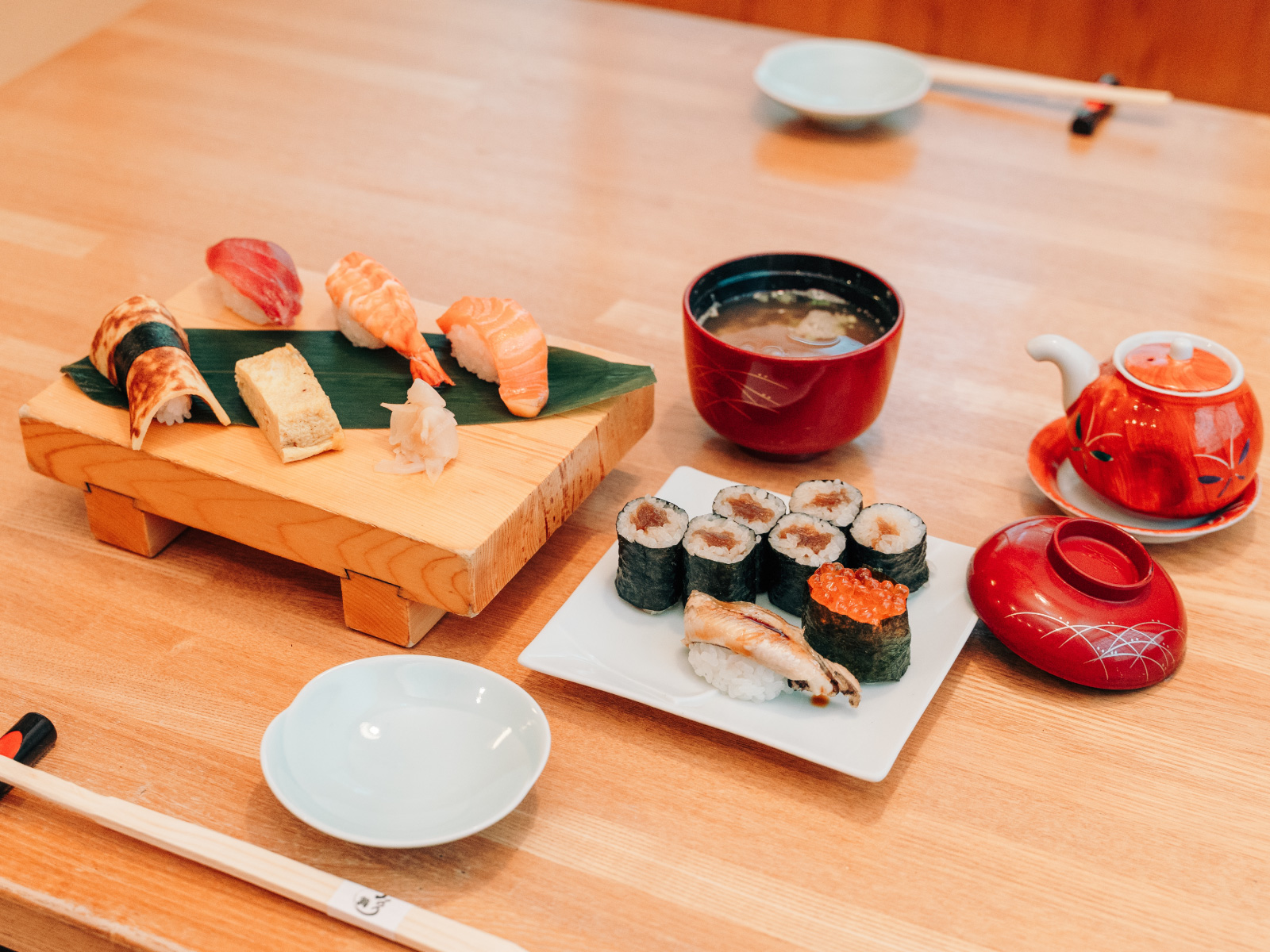 旬のネタを使ったにぎりと巻物に、みそ汁がついてくる、お子様のにぎり2,200円（税込）