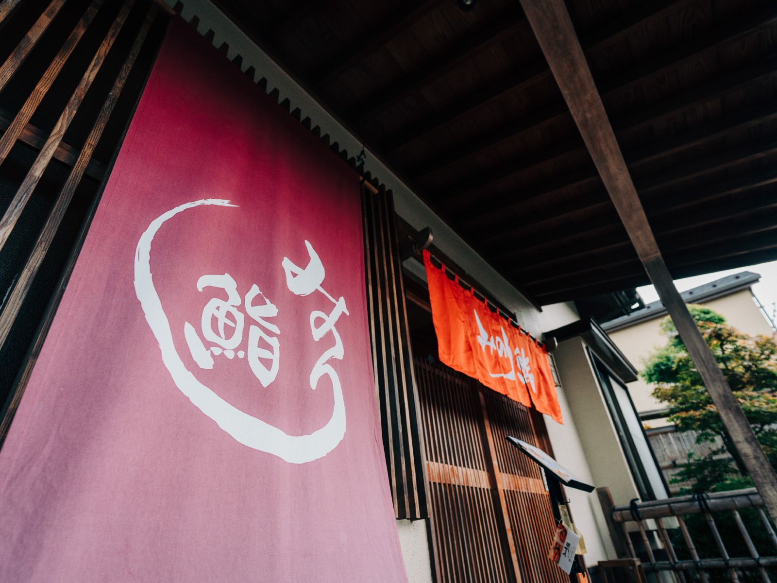 店前には雨天でも濡れない広い軒下があり、目の前が駐車場