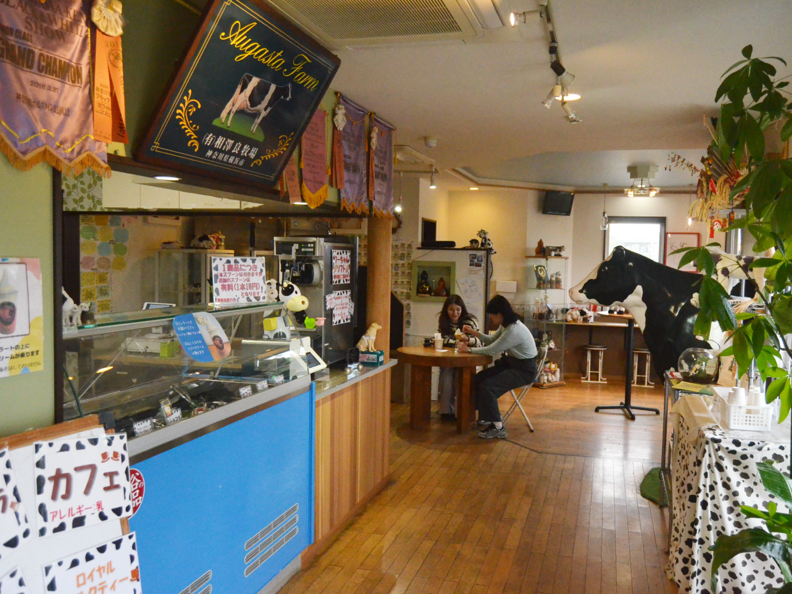 お店の中心には、存在感のある牛のモニュメントが飾られています。
