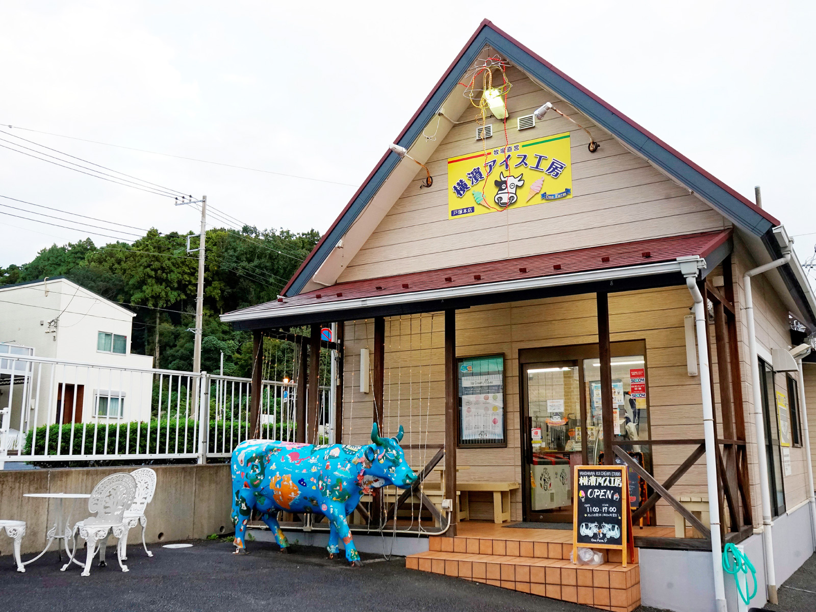 カラフルな牛がお出迎え。お店の前にはテラス席が用意されています。