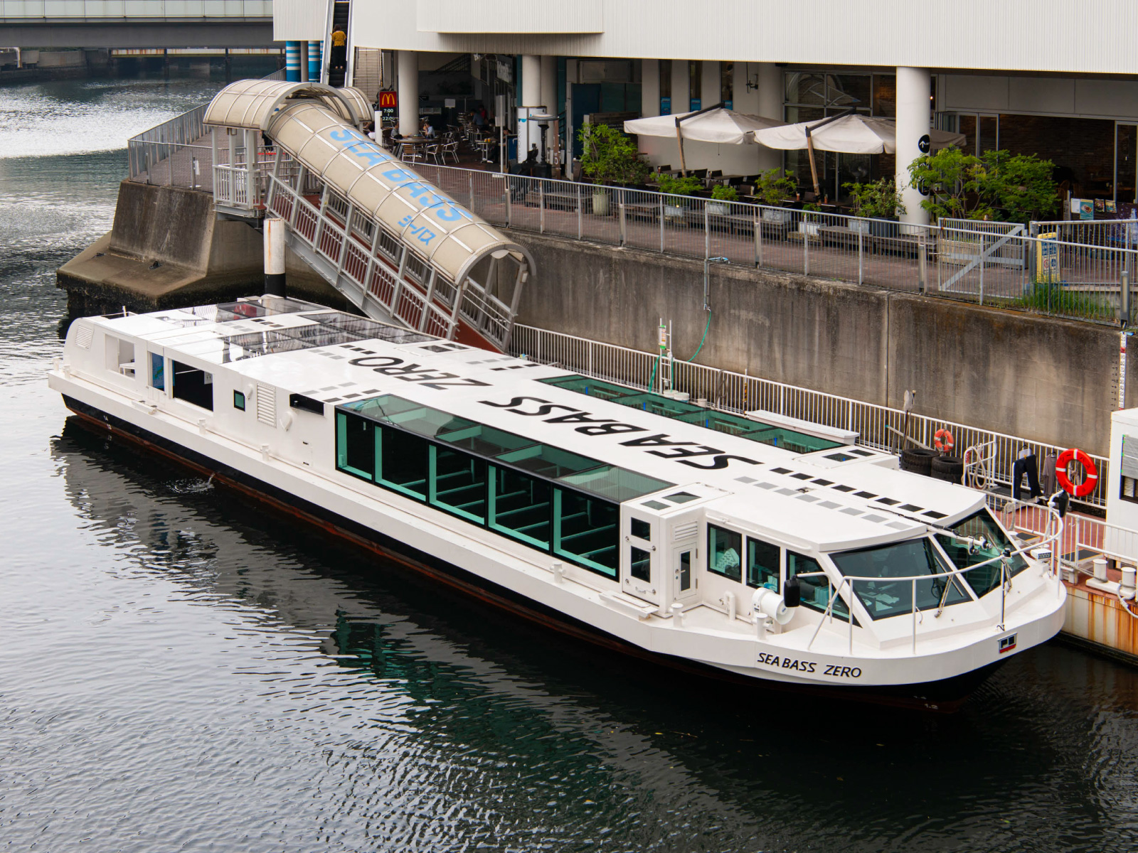 横浜駅東口（ベイクォーター）乗り場に停泊中のシーバス