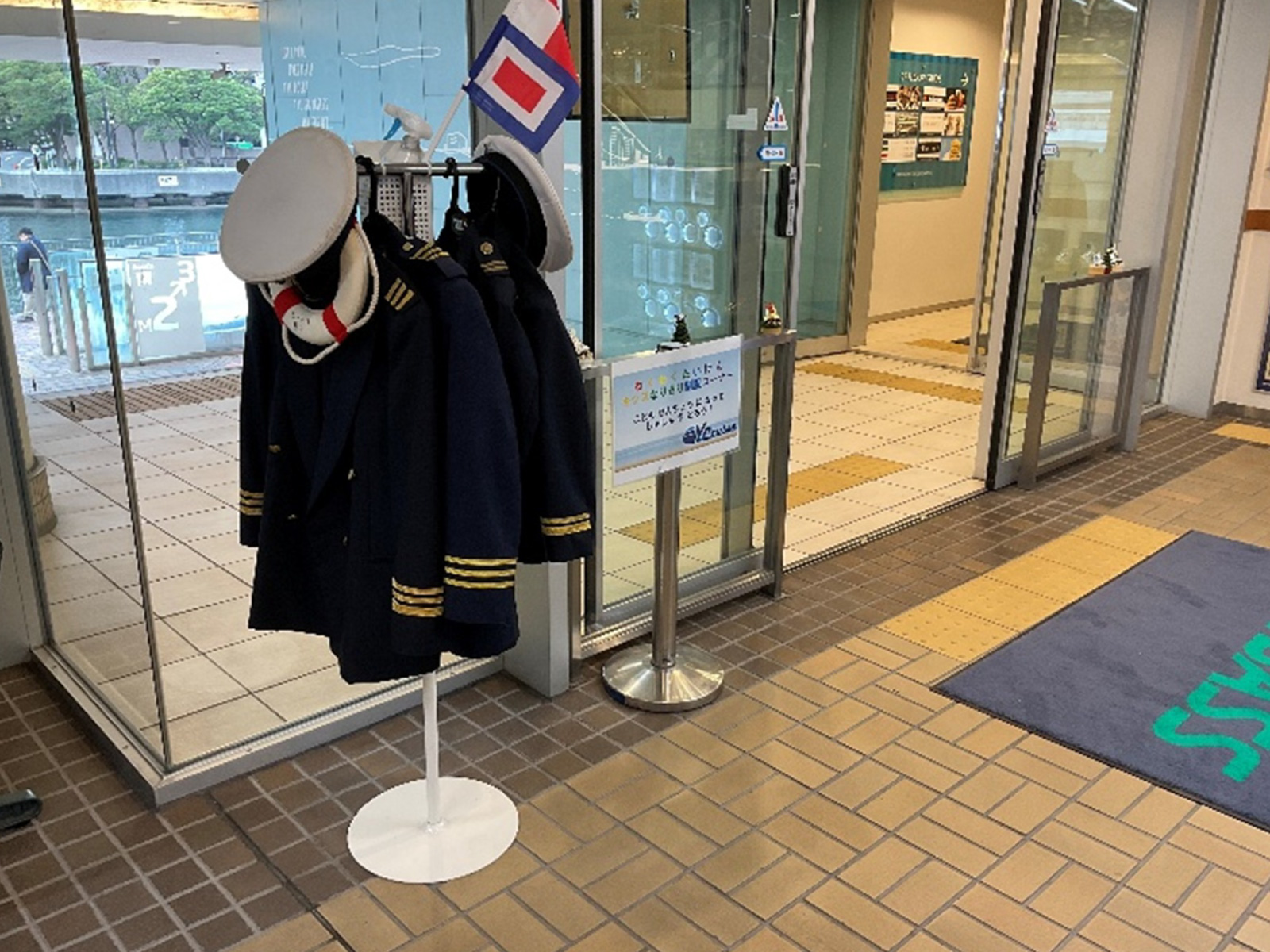 乗り場付近にはお子さんが船員の制服を試着できる「なりきりコーナー」も
