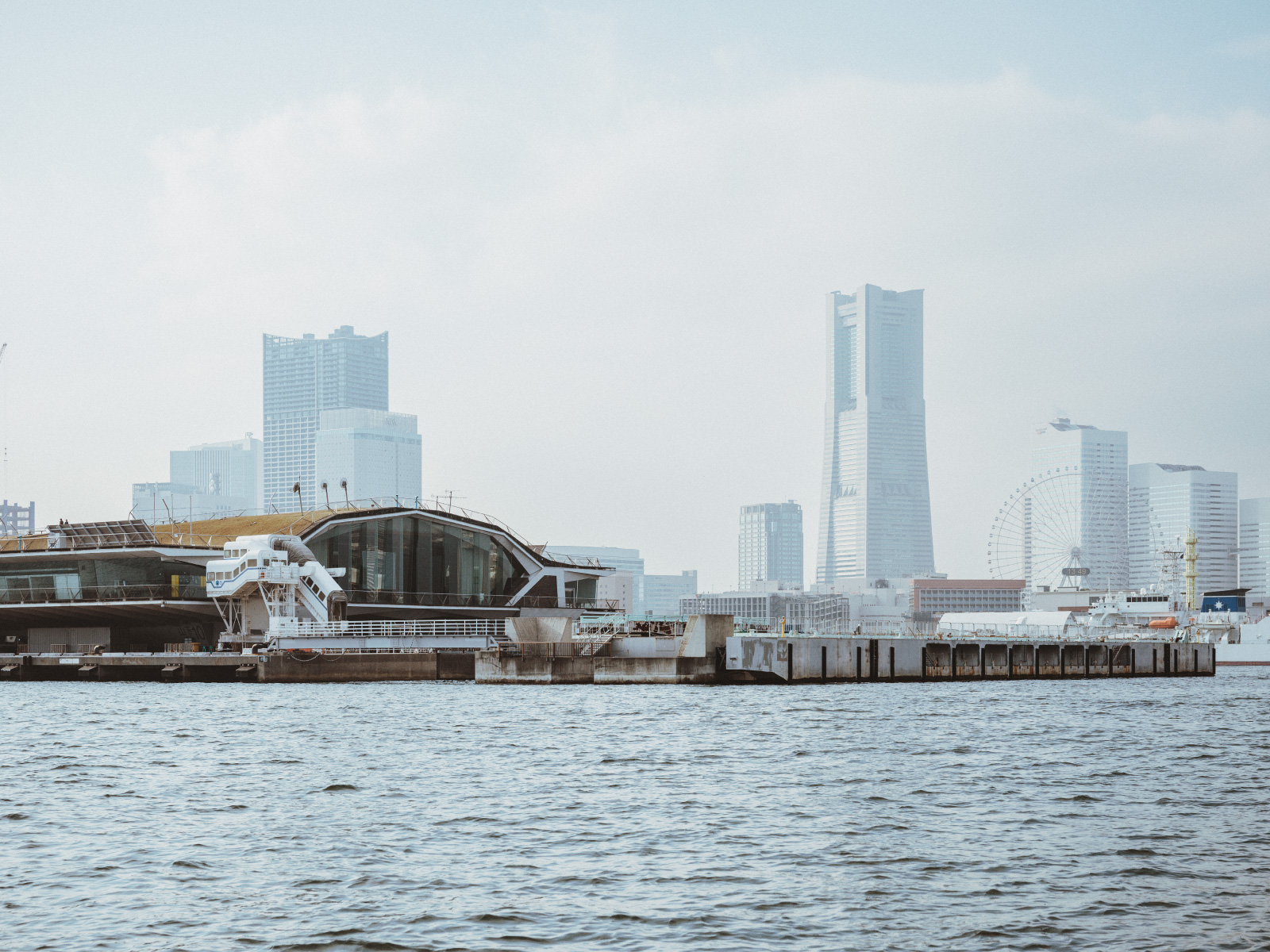 船の上は、大さん橋ふ頭越しにみなとみらいを眺められる特等席！