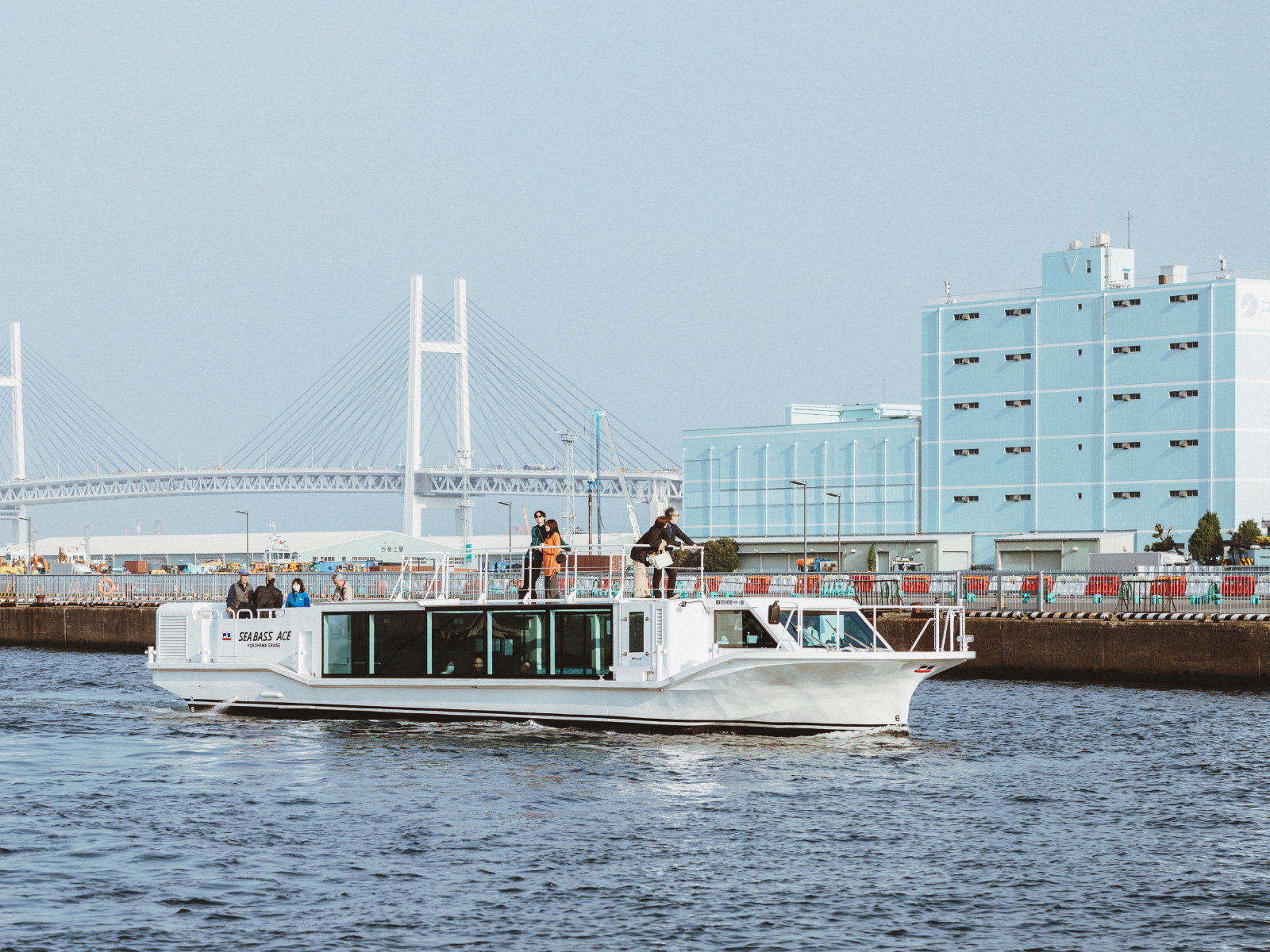 快調に走るシーバスACEに遭遇。その向こうには、横浜ベイブリッジも！