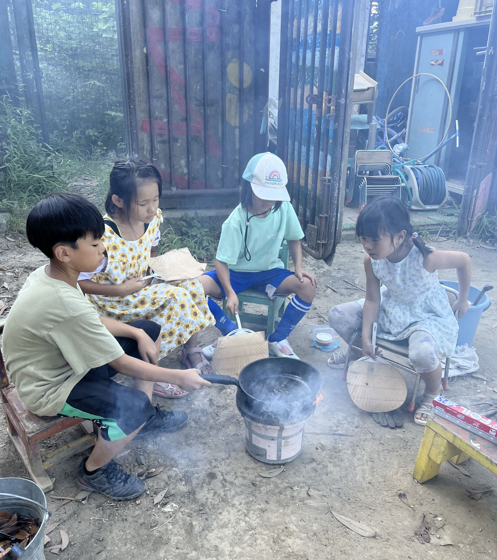 焚火を囲んでクッキング