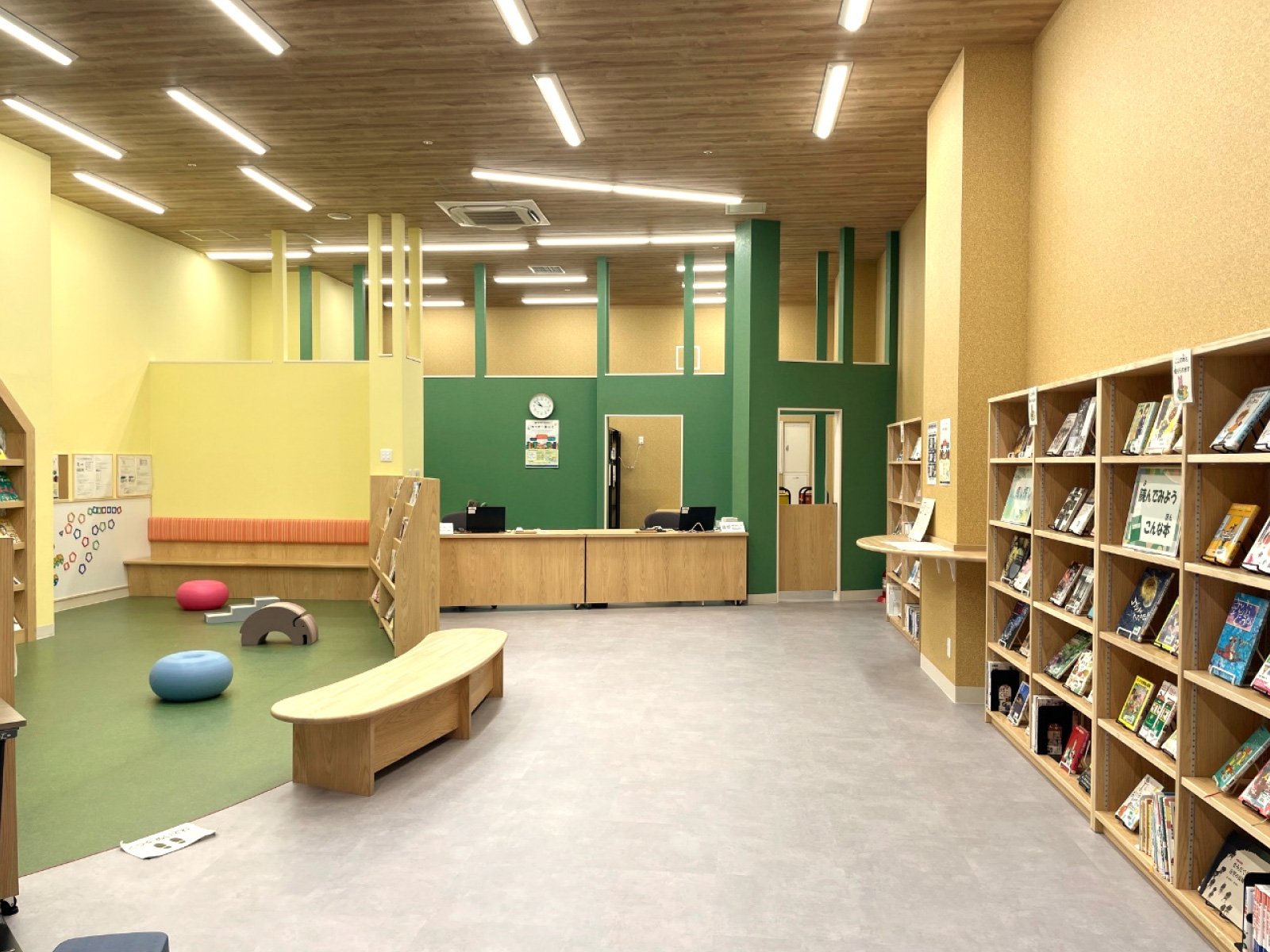 広々とした「こどもスペース（左手・床が緑色のエリア）」