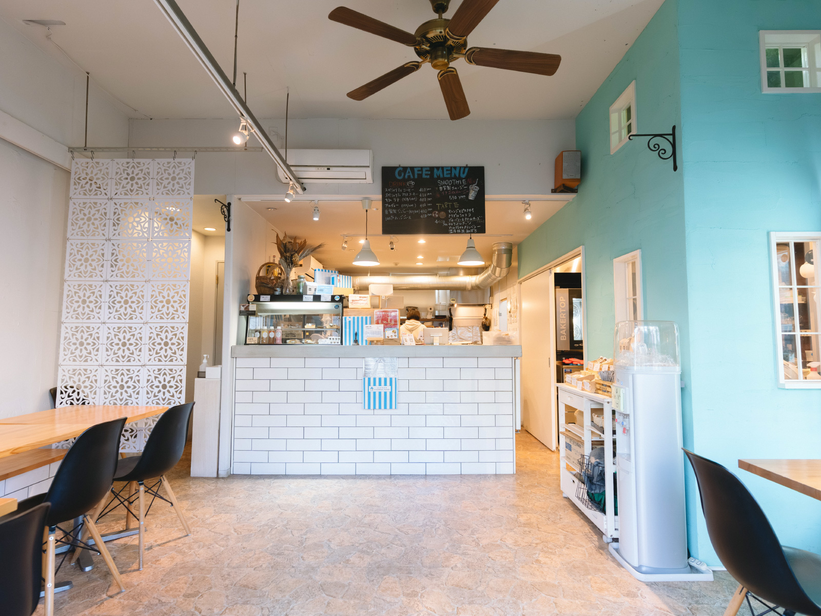 陽が差し込む明るい店内でゆっくりランチ！