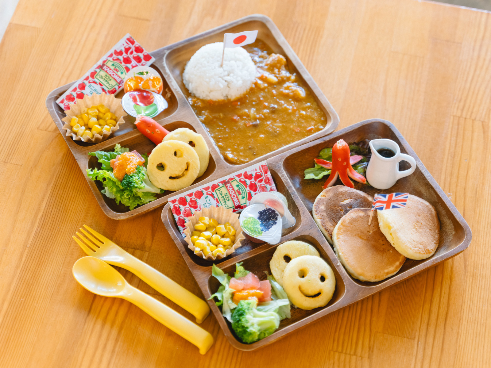 KIDSメニューはこどもたちに大人気。写真は、カレー700円（税込、写真左上）とパンケーキ650円（税込、写真右下）