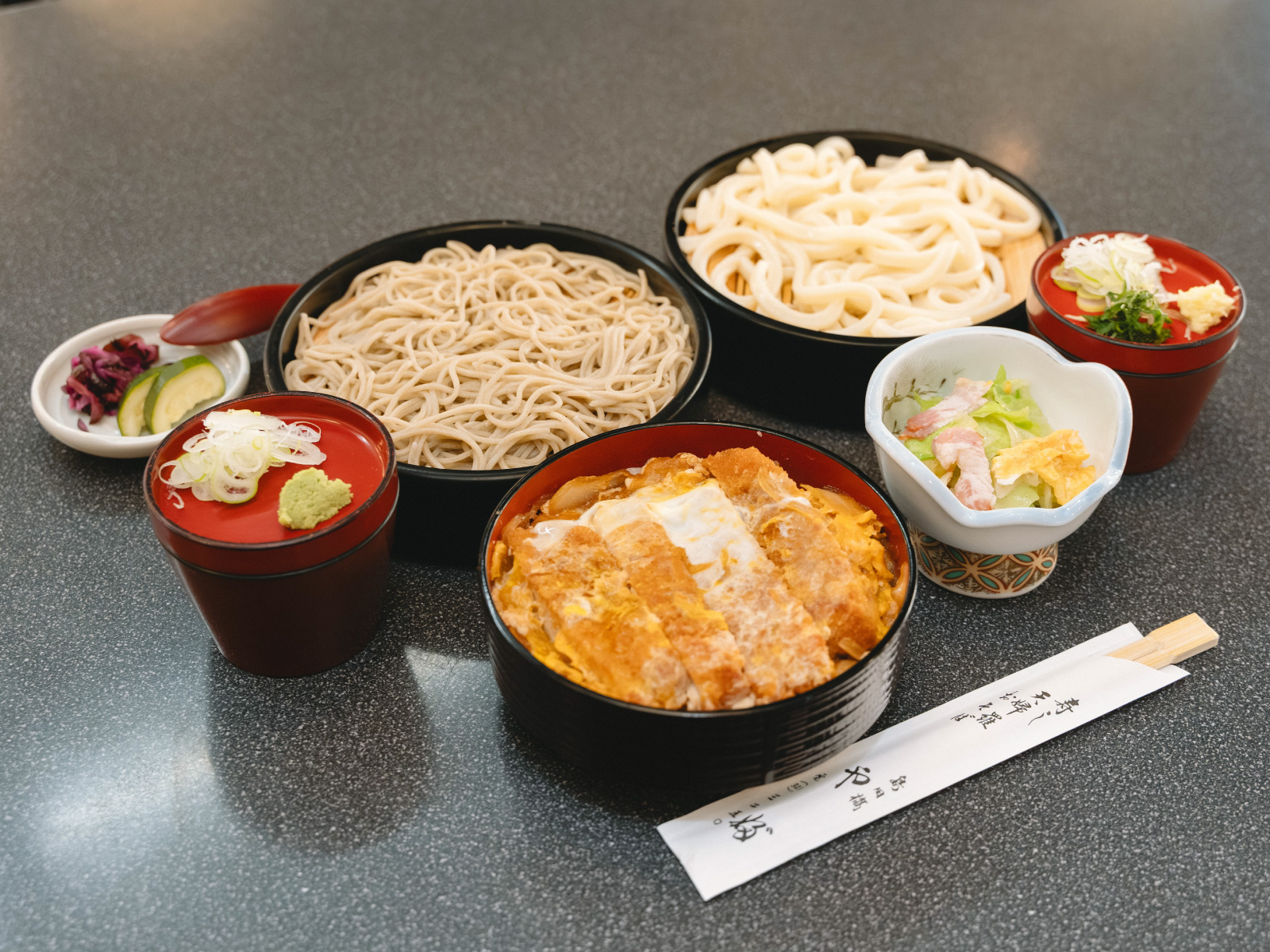 やぶ合わせの「かつ丼セット」（「そば」、または「うどん」）1,500円（税込）も人気メニューの一つ　※セットは「そば」または「うどん」のどちらかです