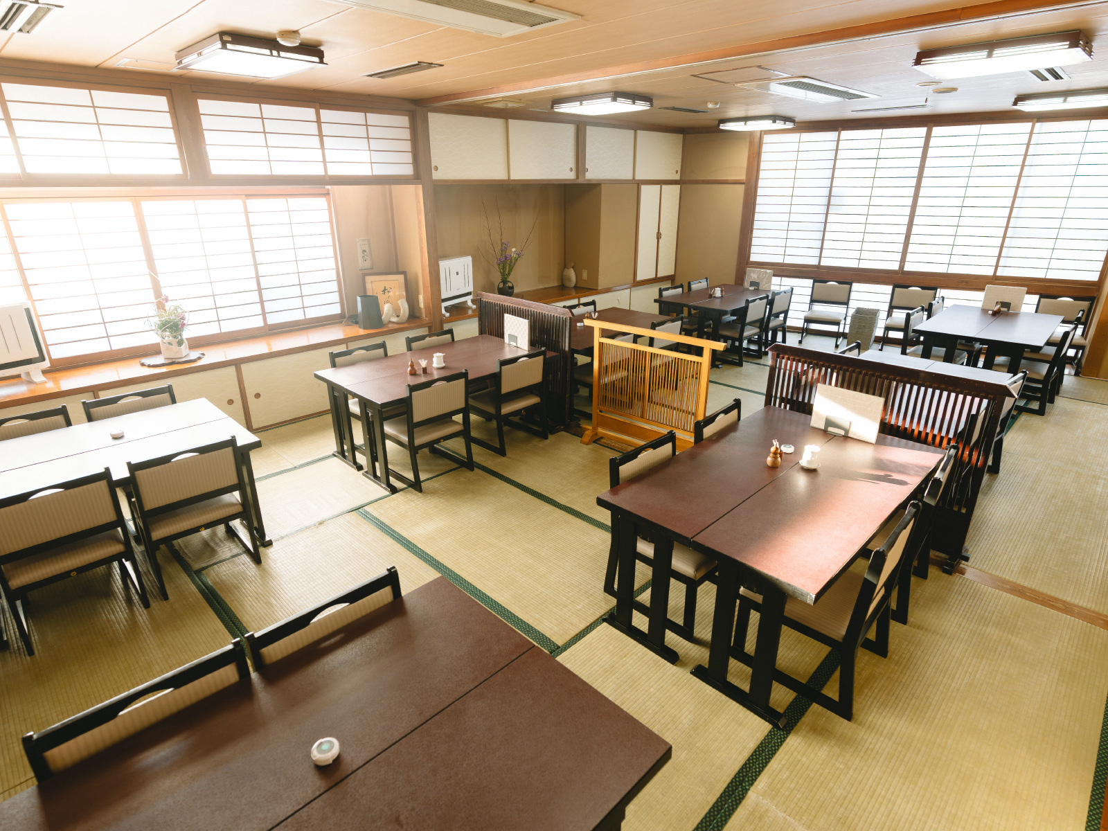 畳にテーブル席が並ぶ2階フロアも家族連れに人気