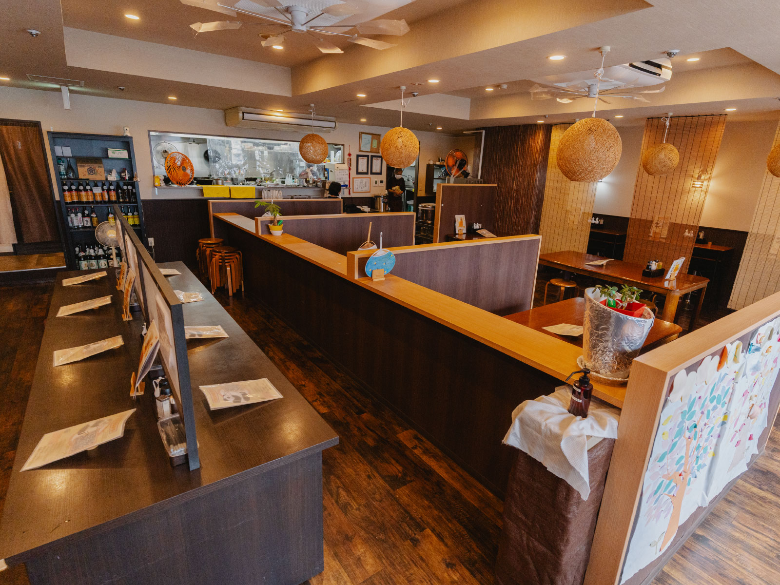 落ち着いた店内は、余裕をもった席配置