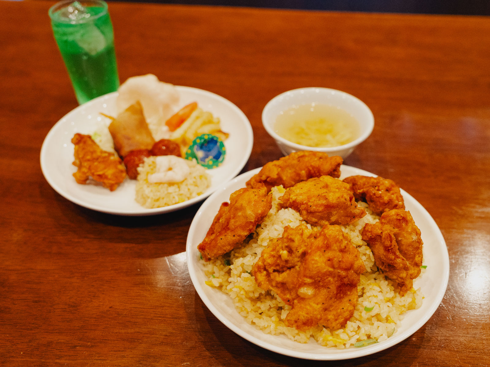 鶏肉チャーハン1,200円（税込・スープ付き※右手前）とワンプレートメニュー800円（税込・ジュース付き、写真は幼児用※左奥）※価格は2026年5月時点