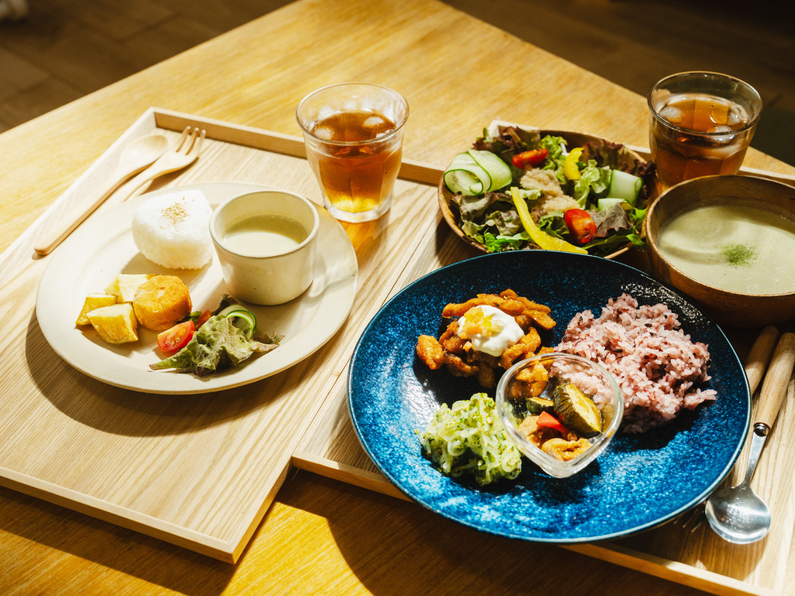 森の恵みの彩りプレート　ドリンクセット　（1600円税込）キッズおにぎりプレート　（ドリンク付き700円税込）※いずれも小麦・卵・乳製品不使用　※価格は2026年9月時点