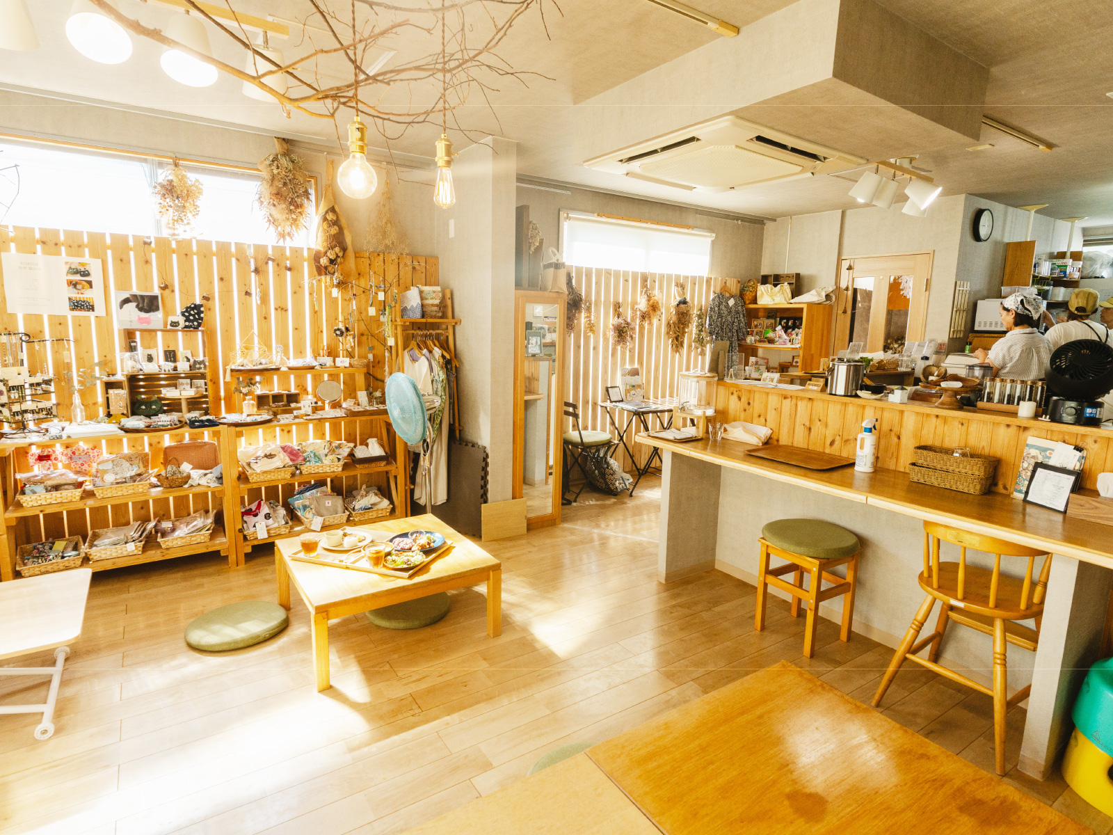 店内の壁面には、ハンドメイド作品の展示販売スペースが