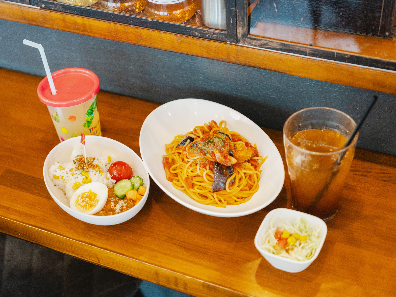 なすとベーコンのトマトソースパスタ（サラダ付き　900円税込）　セットドリンク（デカフェ）＋250円（税込）ちびっこminiキーマカレー（500円税込）　ちびっこリンゴジュース　100円（税込）