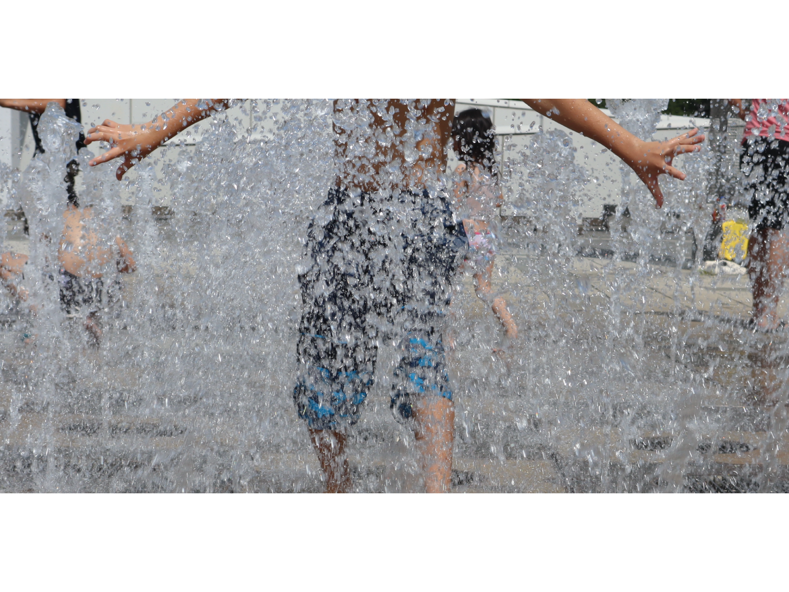 吹き出る噴水にこどもは大喜び