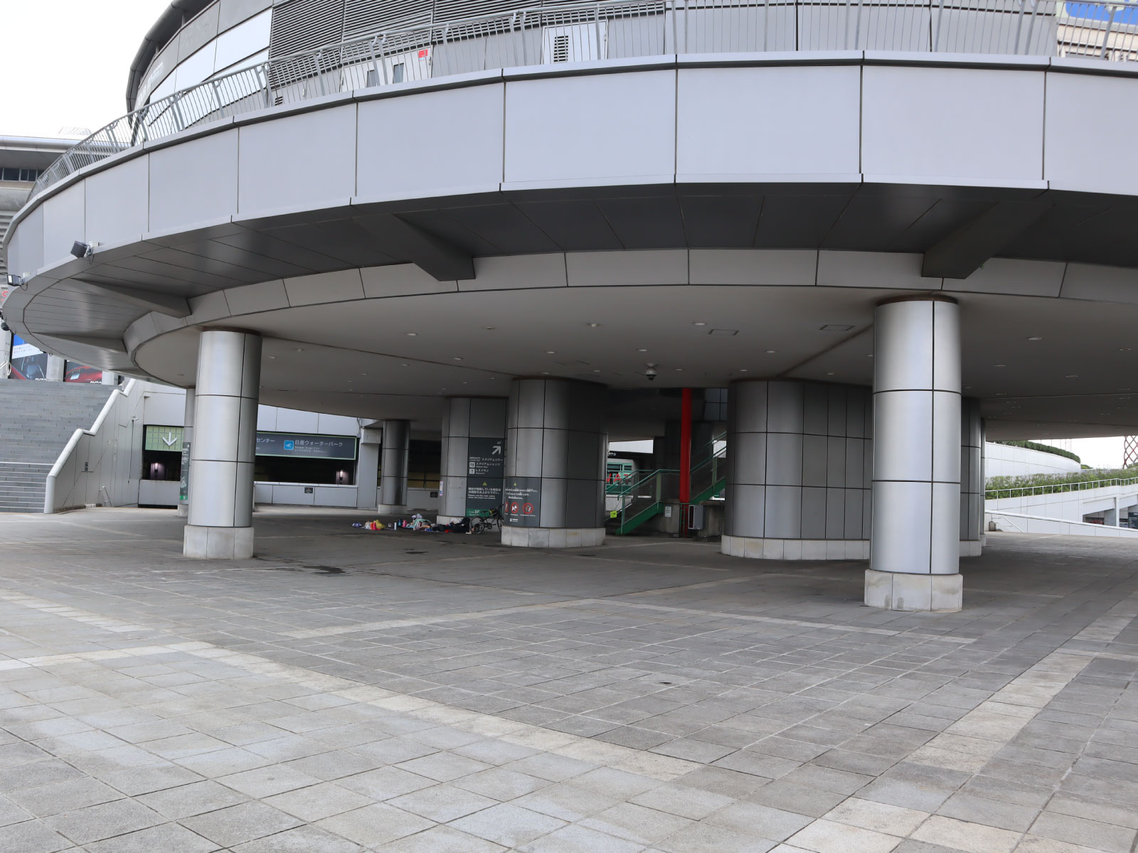 噴水の脇には屋根付きのスペースも