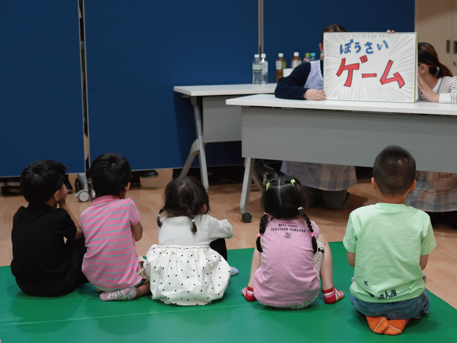 「防災ゲームに興味津々の様子