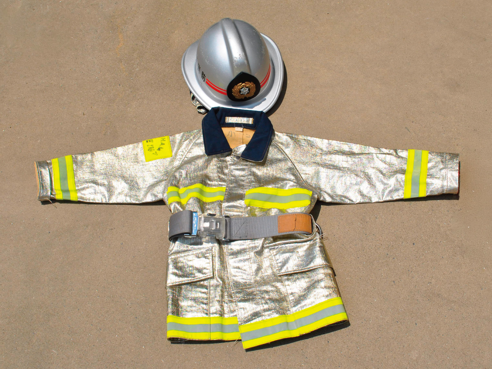 青葉消防署では、こども用防火衣を着ることができます