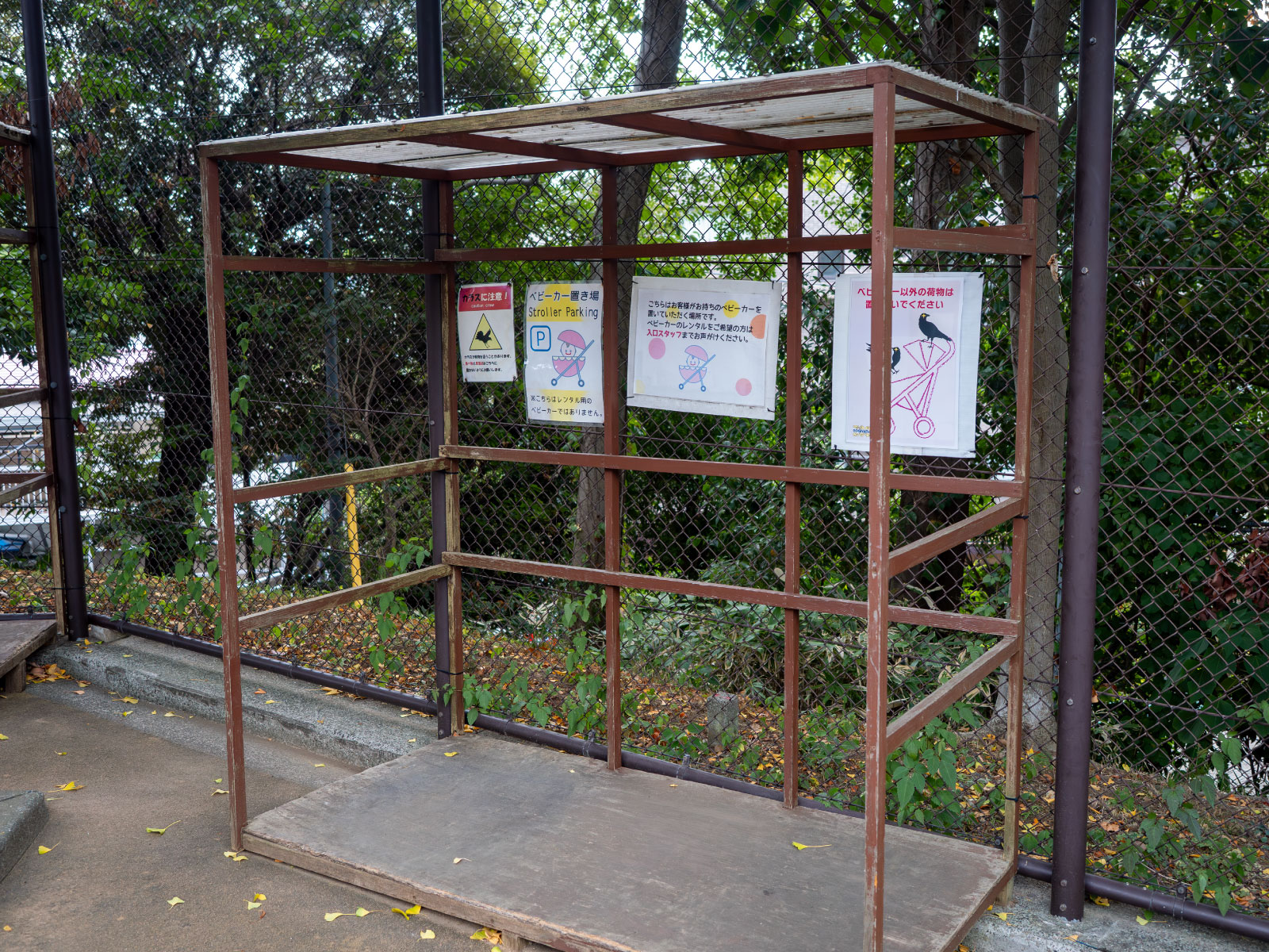 園内は坂や階段が多いので、ベビーカーだとちょっと大変かも。案内所の裏にはベビーカー置き場が設置されているので、ここに預けるのもお勧めです