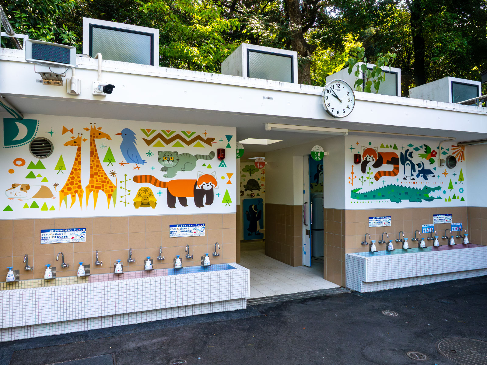 動物のイラストが楽しいトイレ。子どもたちはウキウキ気分で利用できますね。