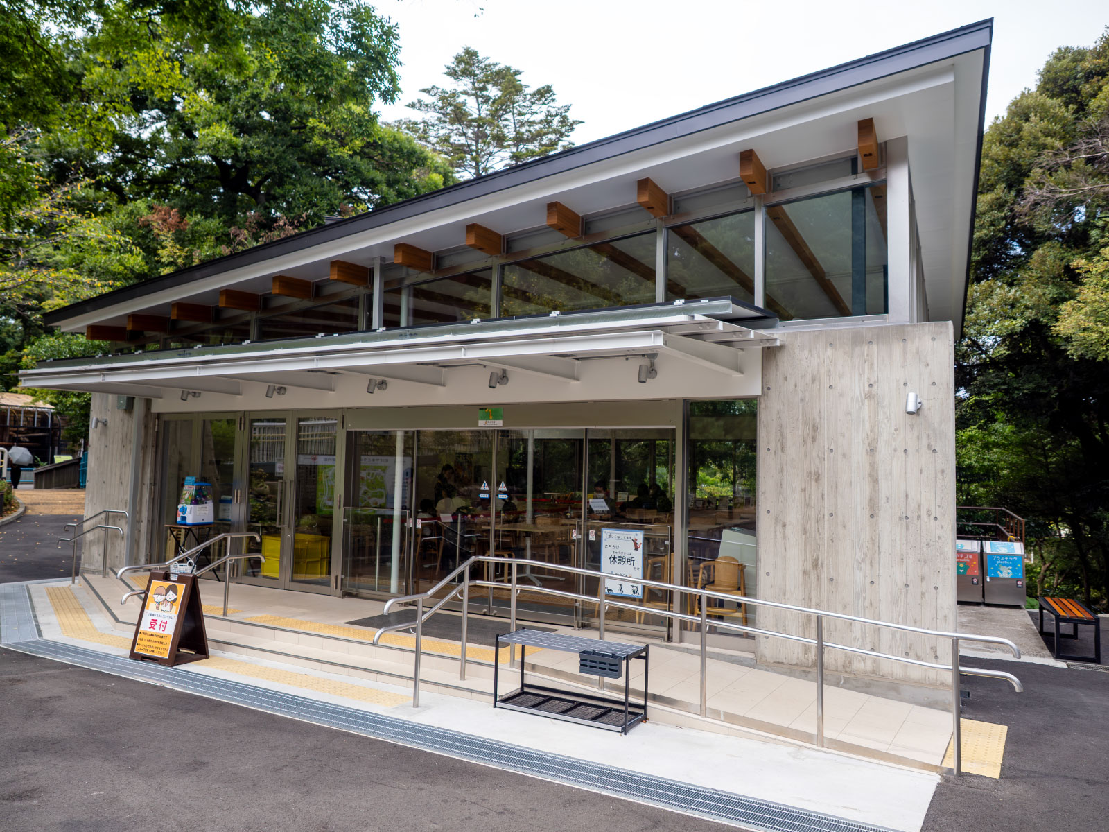 なかよし休憩所。冷暖房完備で夏の暑さや冬の寒さでも快適にすごせるようになりました。