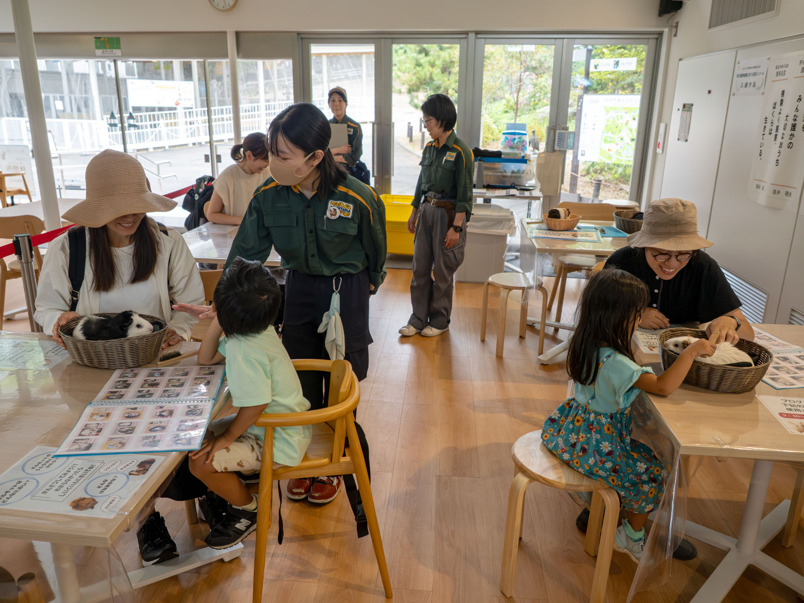 涼しい室内で快適に体験中。なお、ふれあい体験は事前予約制です。