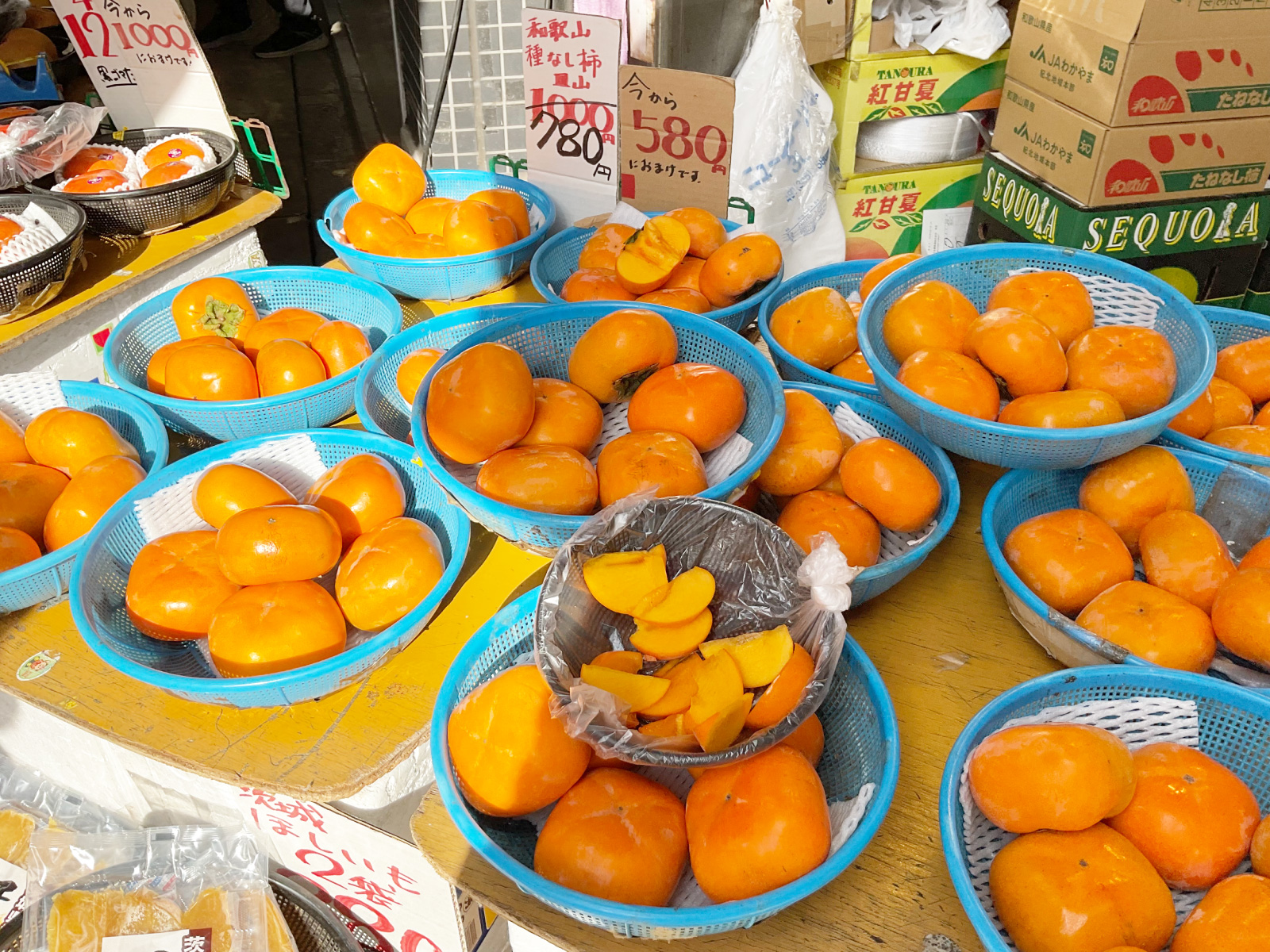 ずらりと並ぶ果物は試食も充実