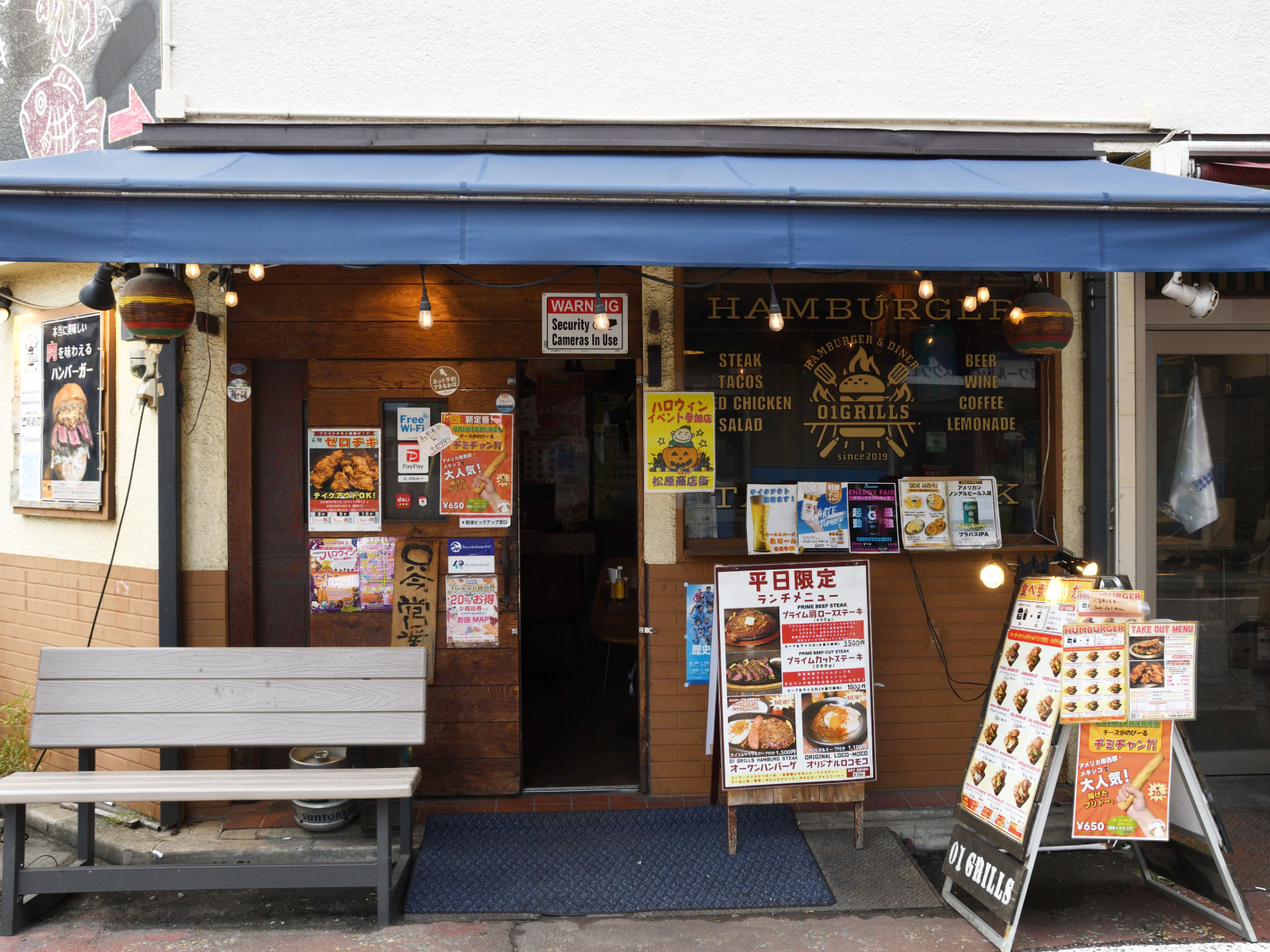 アメリカンな雰囲気の店構え