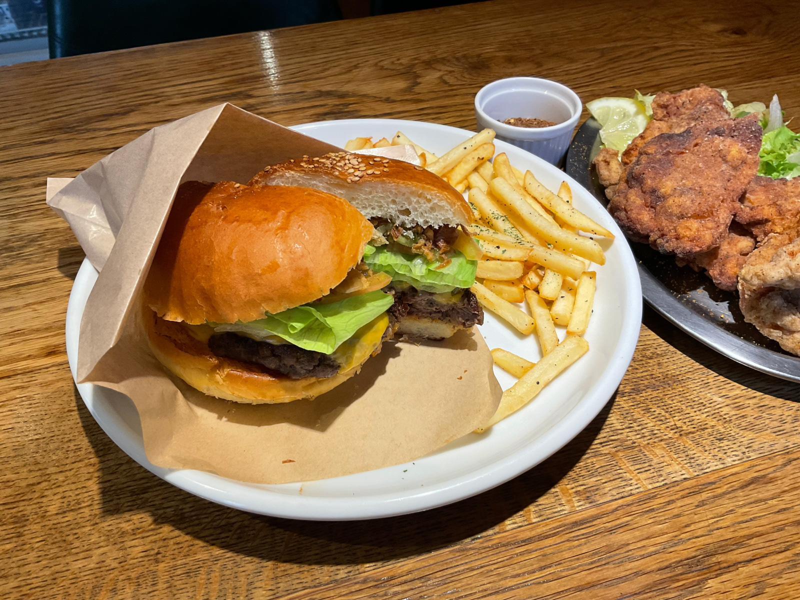 不動の人気「チーズバーガー」。お願いすると食べやすくカットしてくれます。