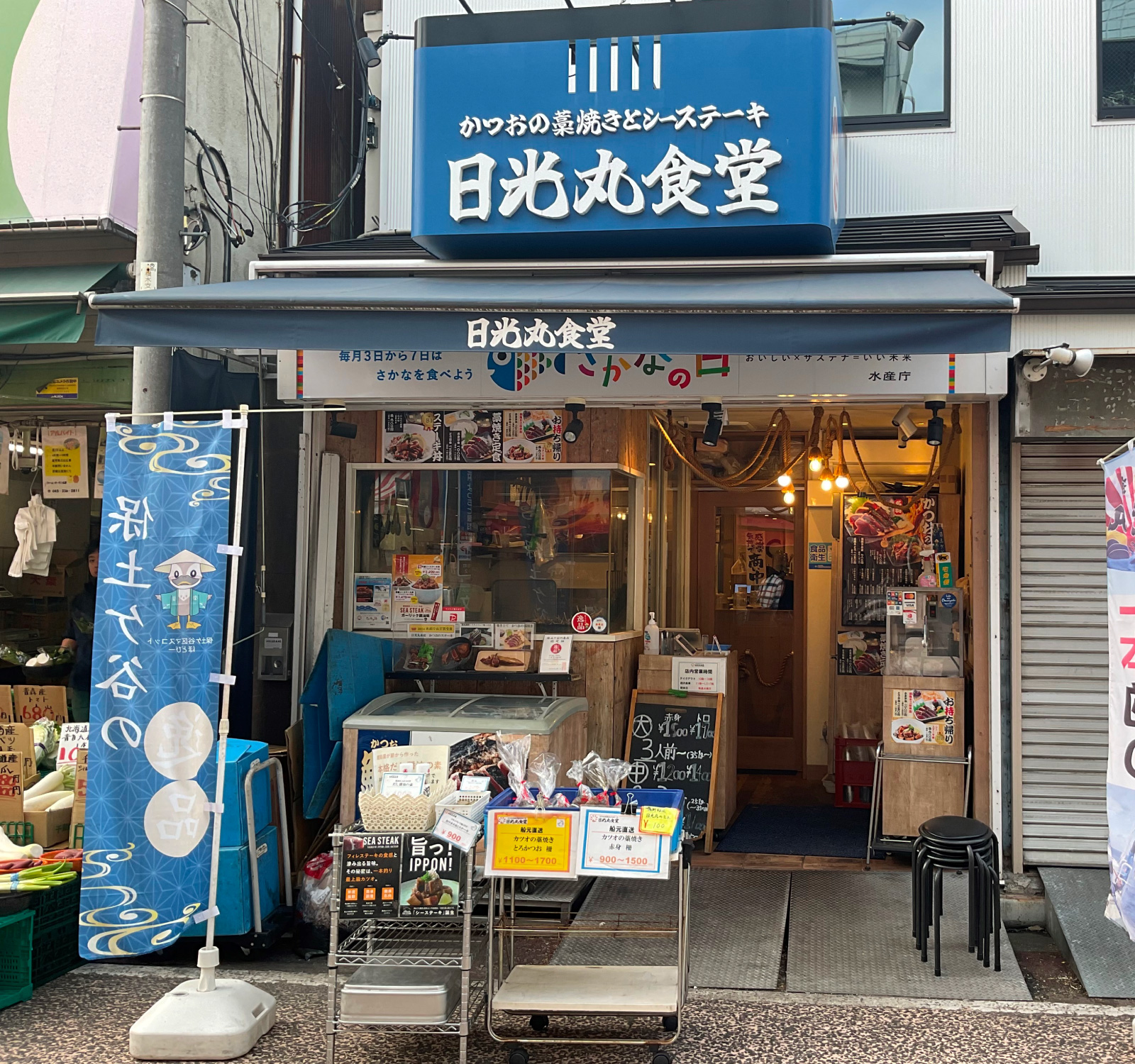 様々なカツオ関連商品が並ぶ店先