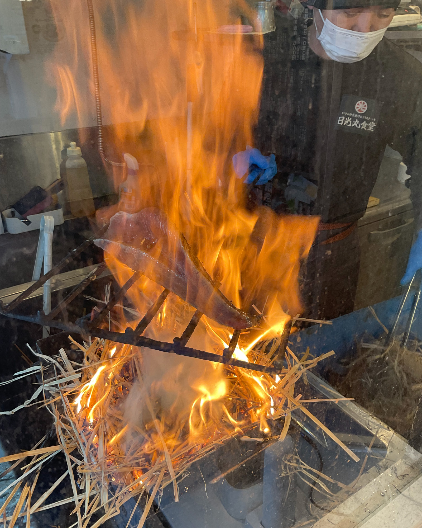 大迫力の藁焼き