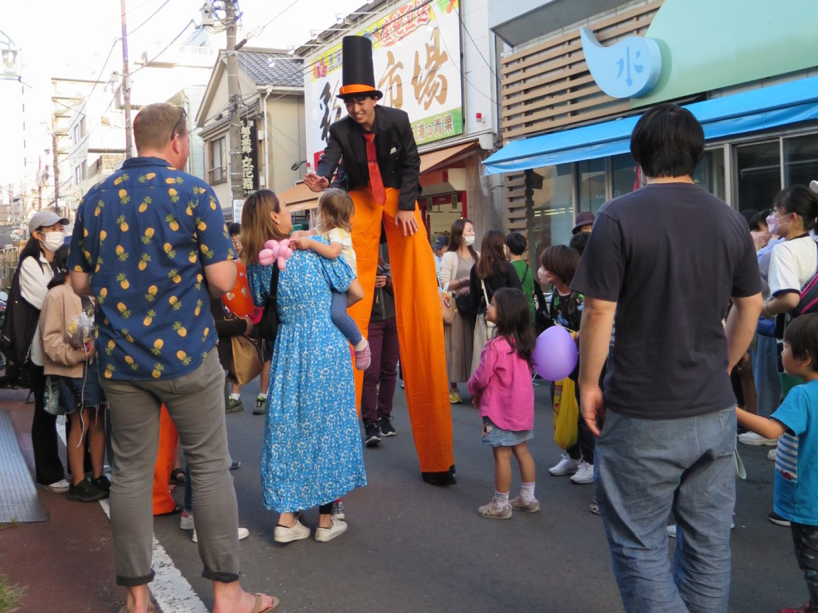 キャプ：多くのこどもたちでにぎわうナイトバザール （写真は松原商店街より提供）
