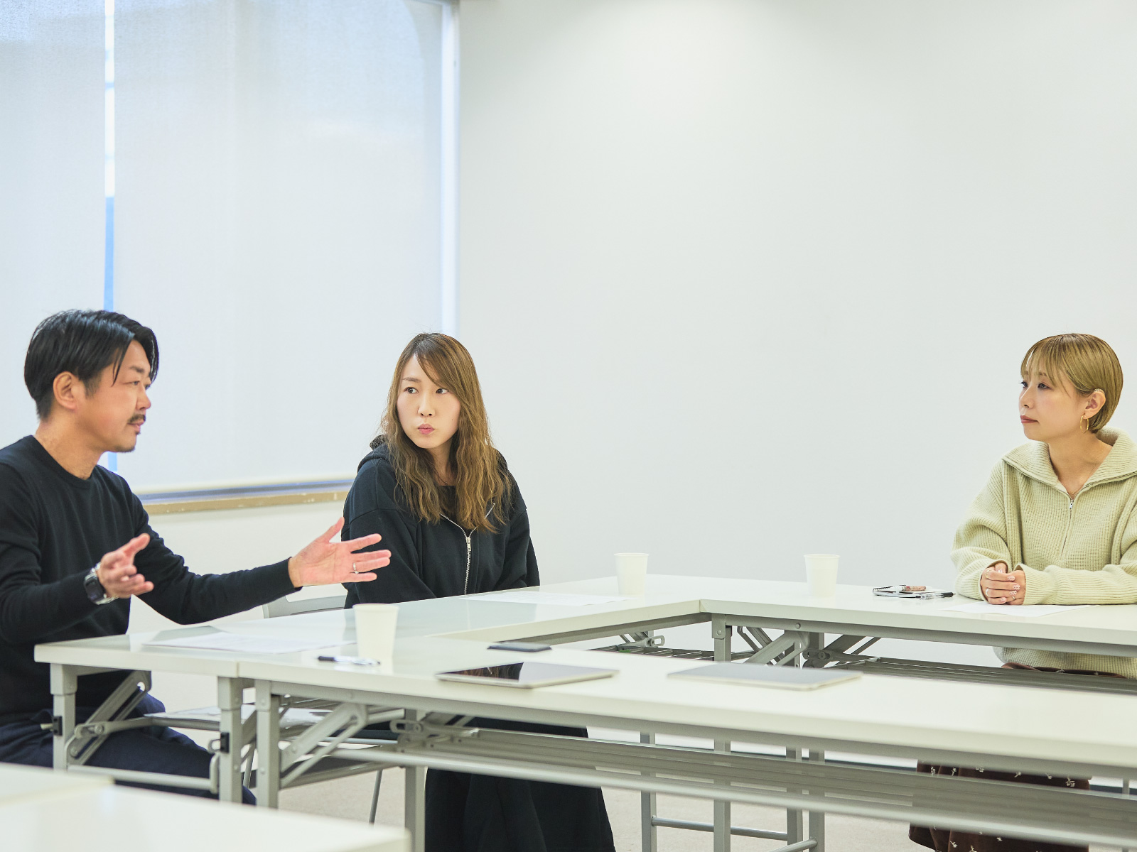 3人が話しているシーン