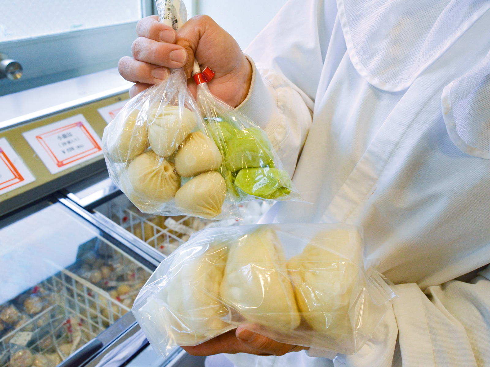 小籠包と中華まんが大人気。冷凍の点心が充実しています