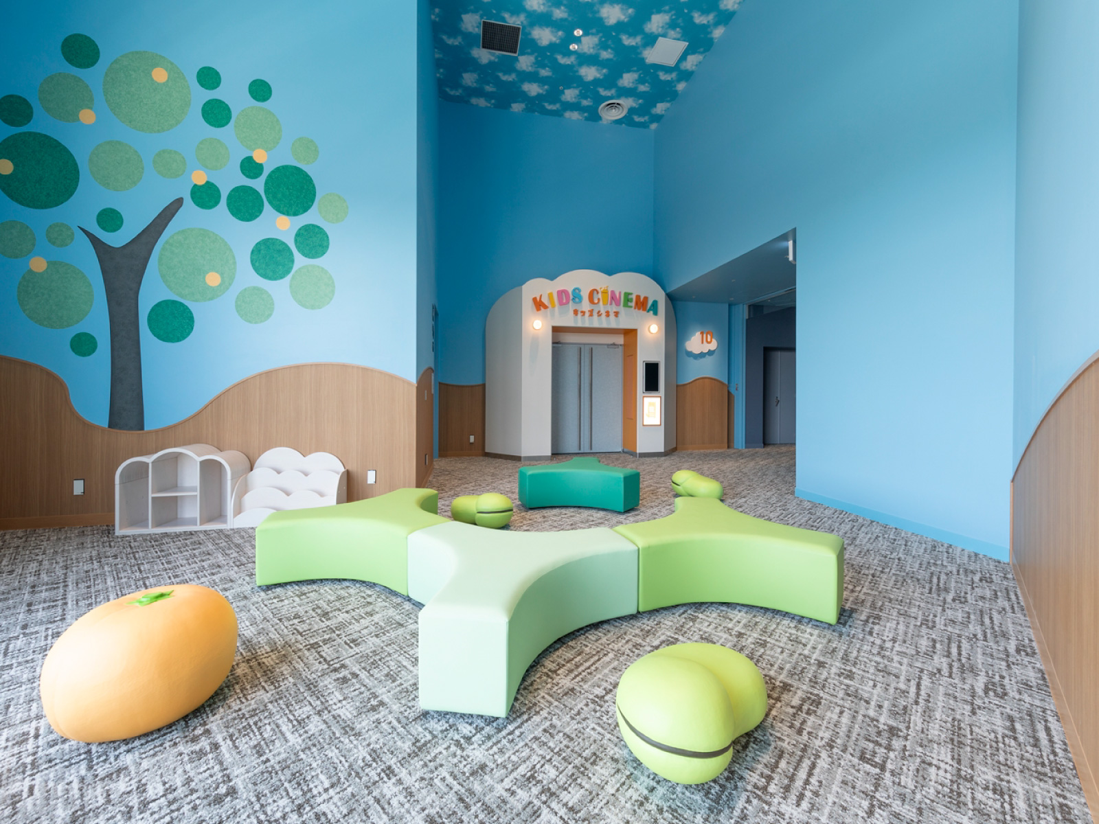 天井や壁に空と木が描かれた、爽やかなキッズスペース。そら豆などの大きなクッションもかわいい（画像提供／109シネマズゆめが丘）
