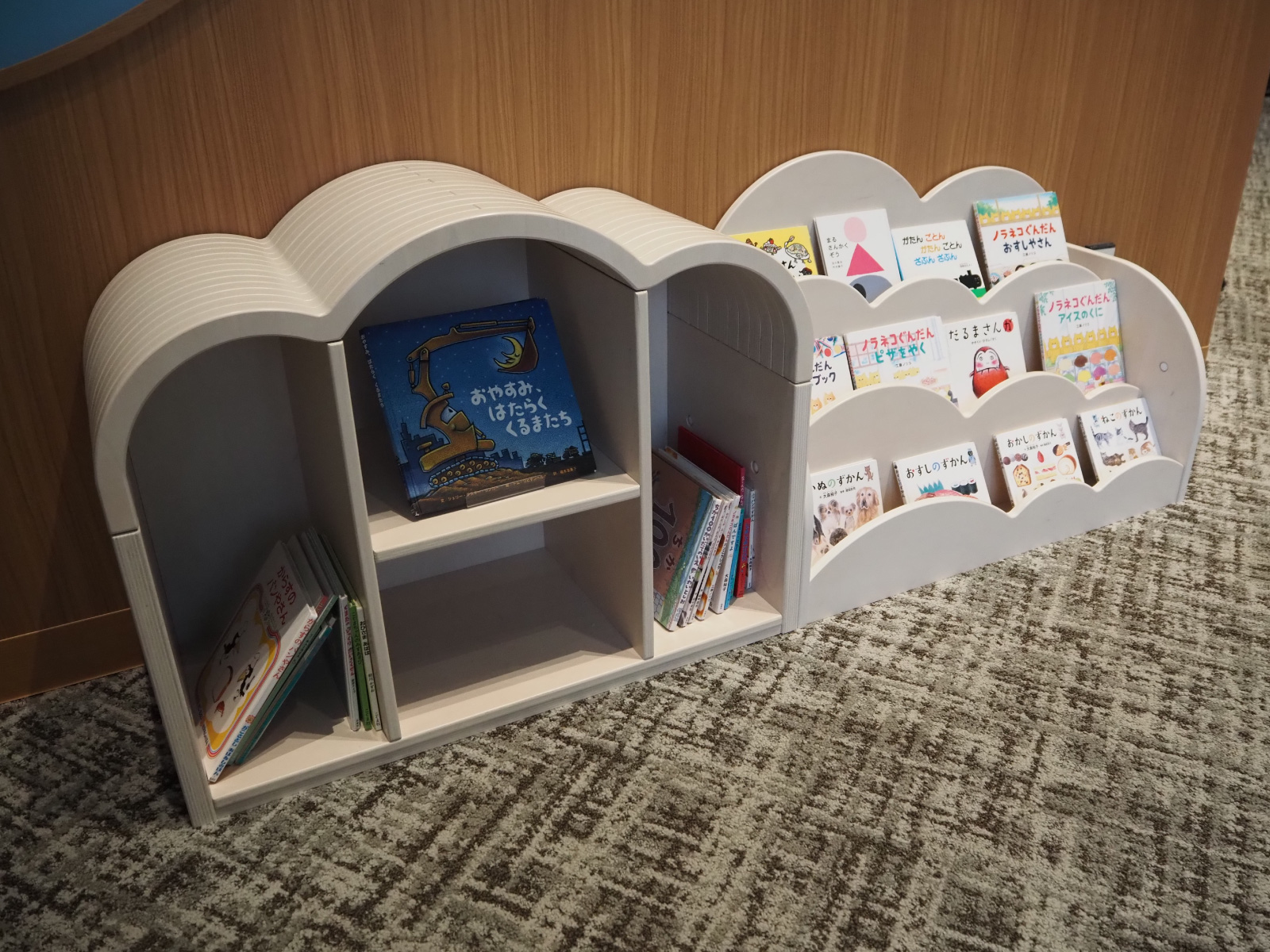 こどもたちが飽きないように、絵本も用意されています