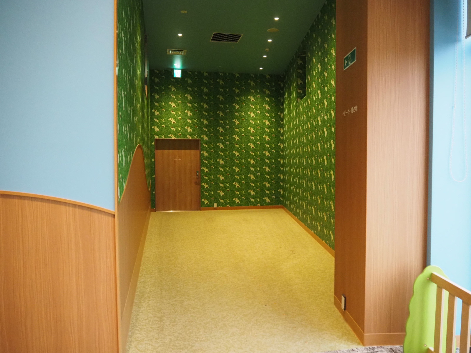 たっぷり置ける広々としたベビーカー置き場