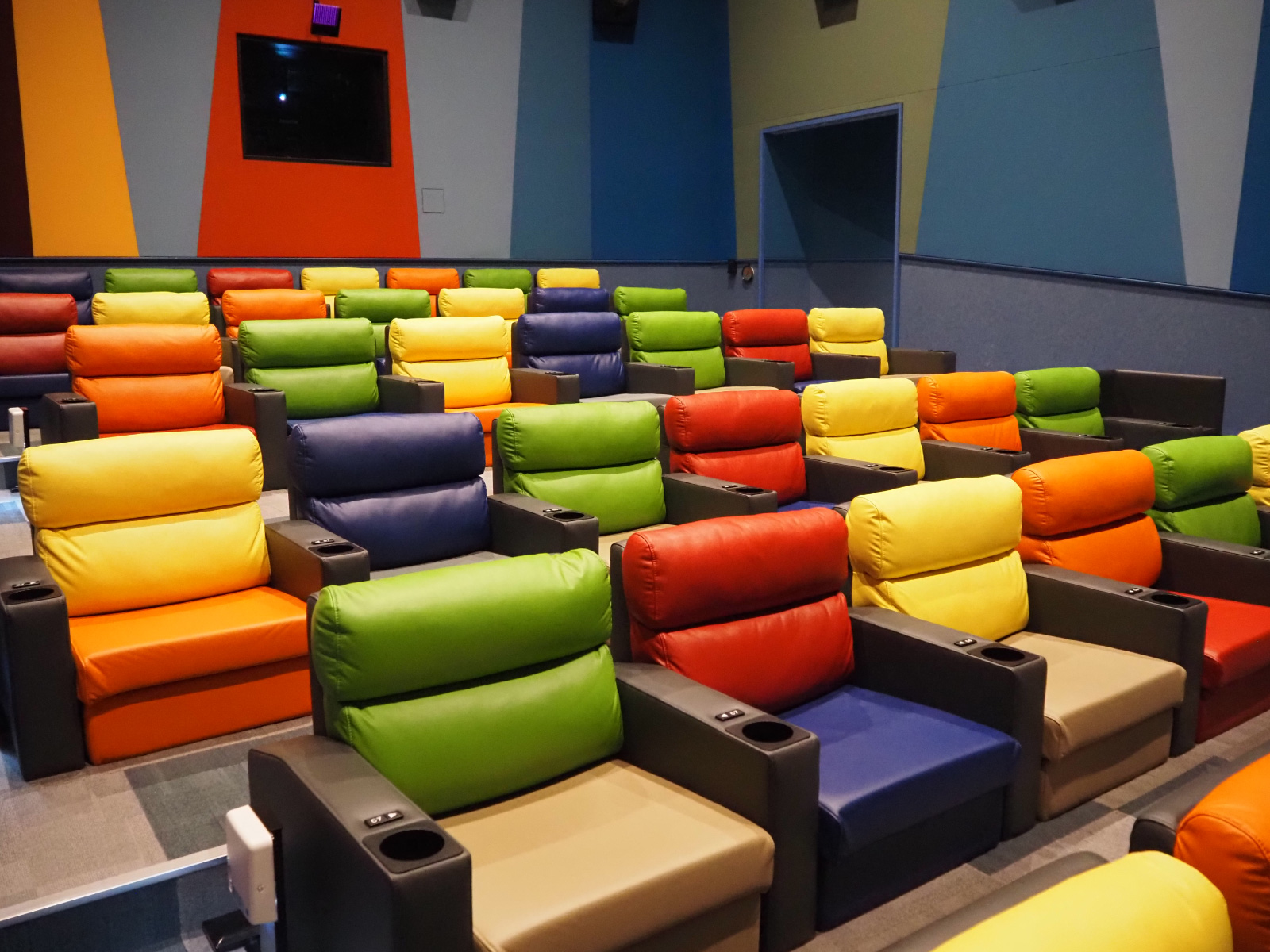 カラフルでポップな内装が、楽しい気持ちを盛り上げてくれます