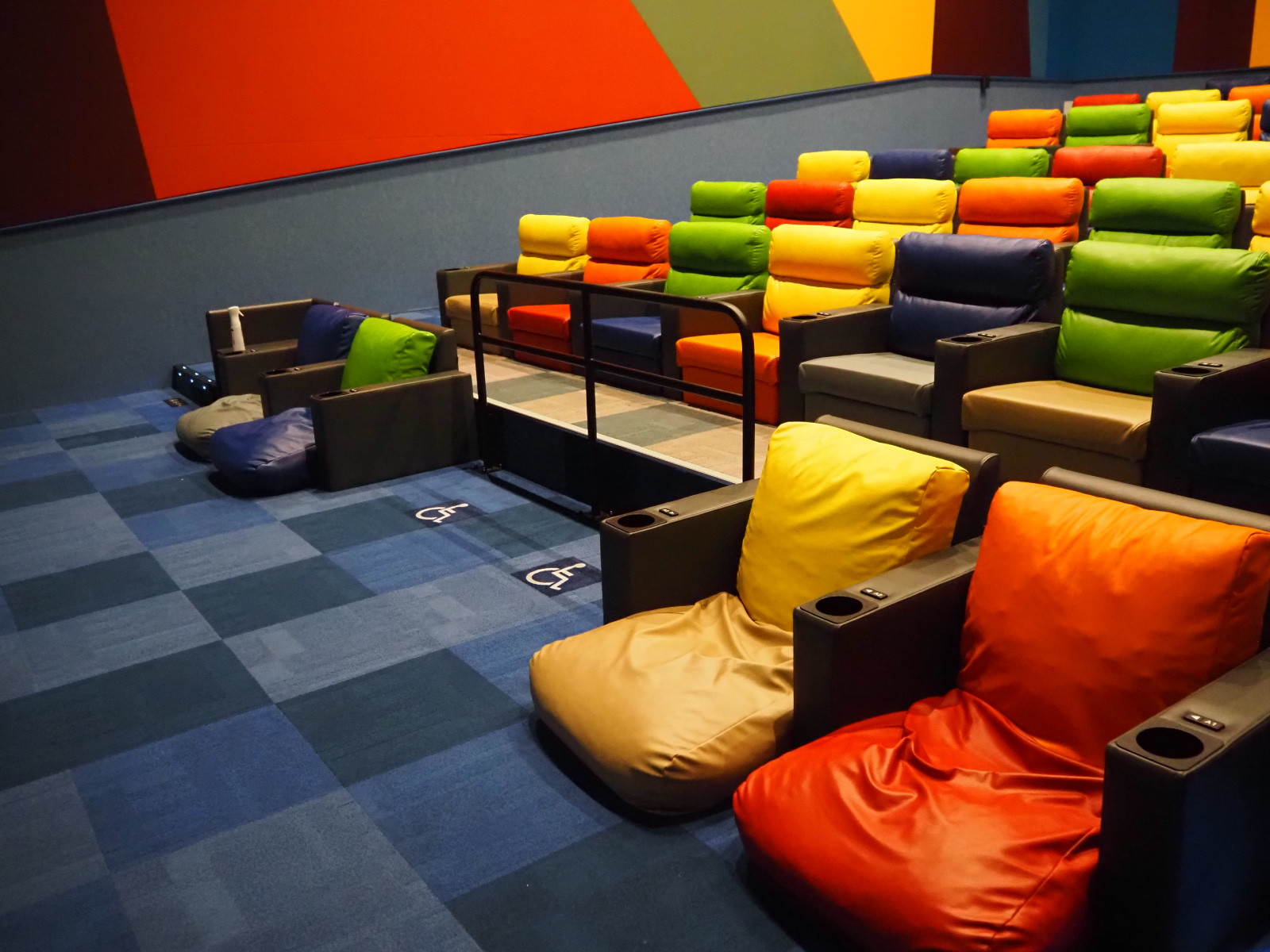 座椅子のようなシートや、車椅子用のスペースもあります