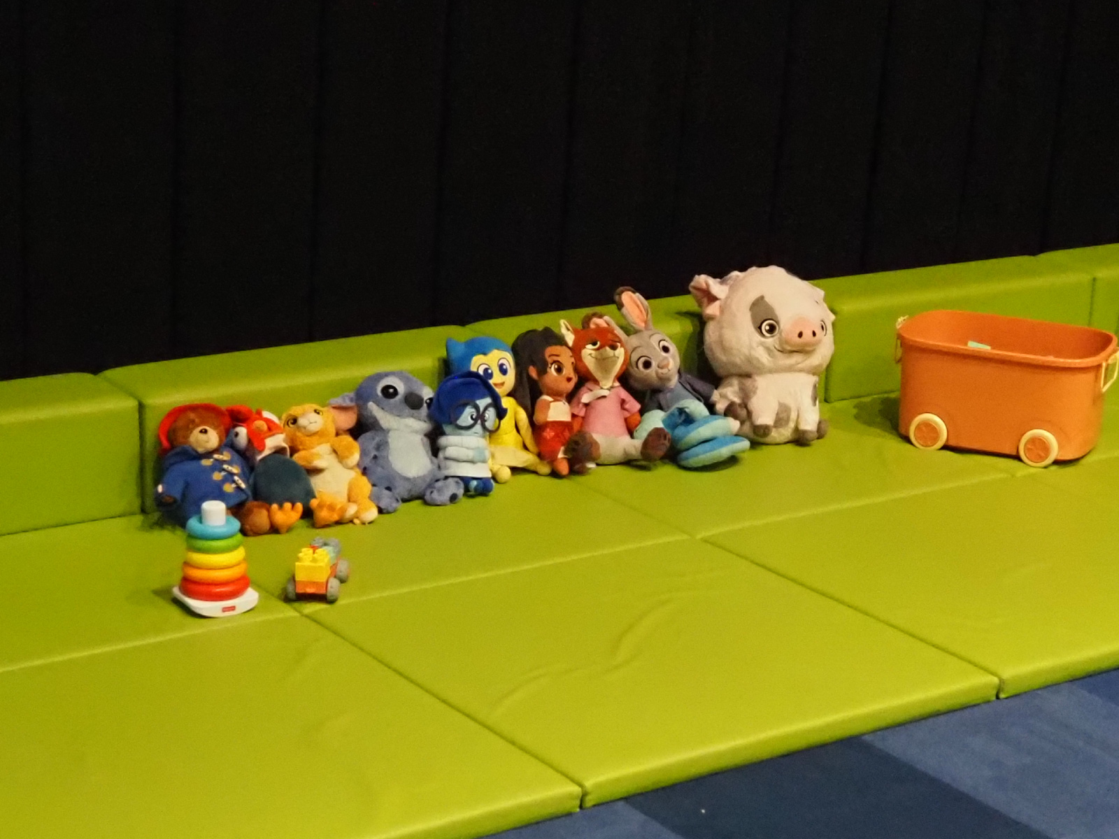 プレイスペースはスクリーン下にあることで、パパ・ママも大きく視線を動かすことなくこどもを見守れます