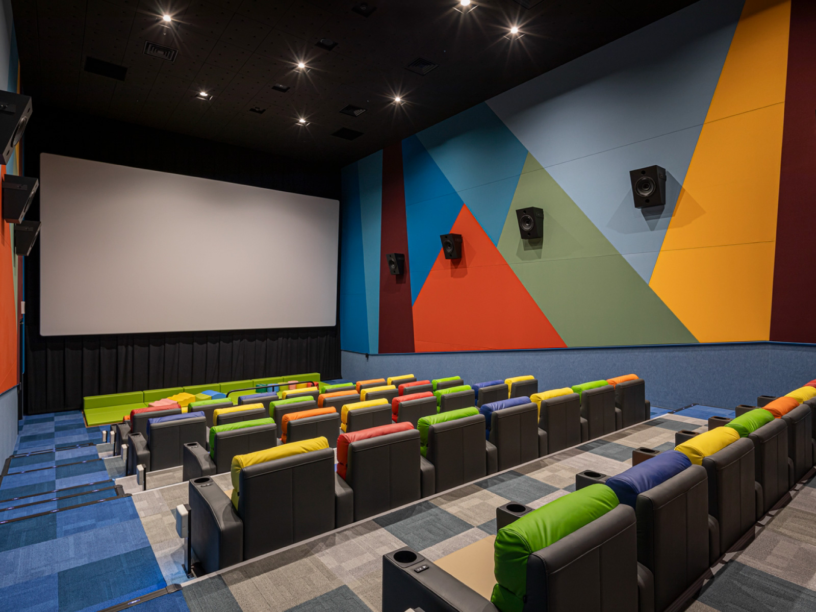 おうちのようにリラックスできる環境ながら、本格的なスクリーンと音響で映画館デビュー！（画像提供／109シネマズゆめが丘）