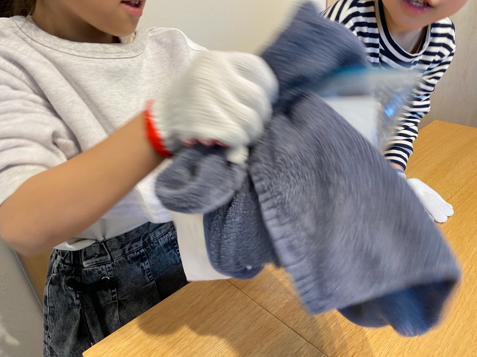 ジッパーを振っているシーン