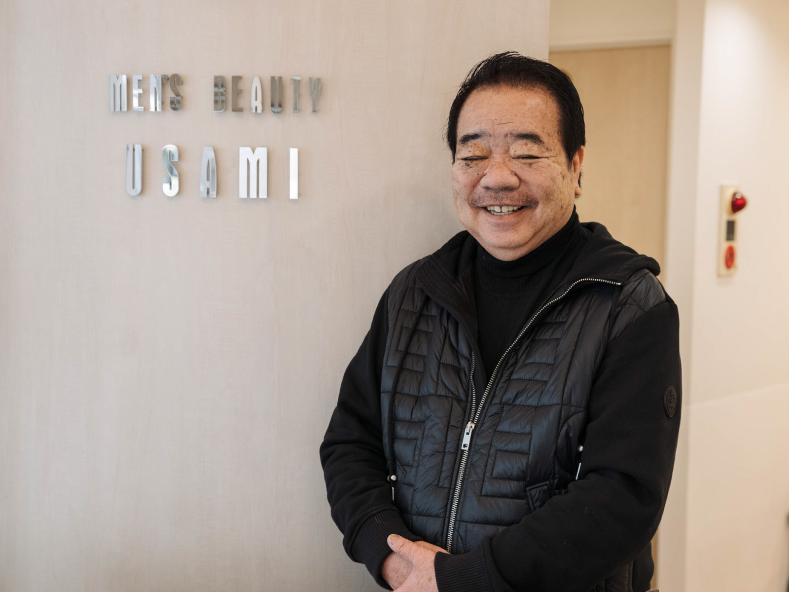 61歳のときに「横浜マイスター」に選定された理容師の宇佐美勉さん